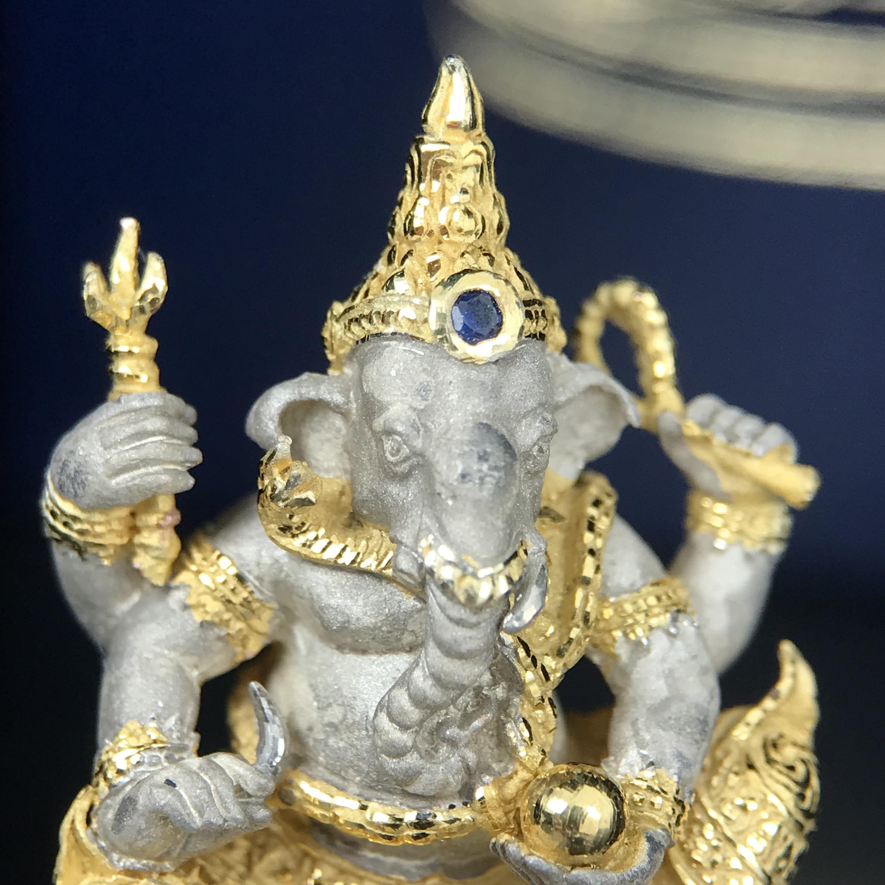 พระพิฆเนศ เทวสถานโบสถ์พราหมณ์ ปี 2539 รูปหล่อลอยองค์พระพิฆเณศวร เนื้อเงินสามกษัตริย์ ฝังพลอยน้ำเงิน(พ่นทรายขัดเงาบางส่วน) พิมพ์ใหญ่ขนาดประมาณ 1.8 * 2.5 ซม. ผลิตโดย บ.แพรนด้า จิวเวลรี่( พิธีใหญ่ พุทธศิลป์งดงาม)อีกหนึ่งรุ่นยอดนิยม (1 ใน 4999 องค์)หายาก