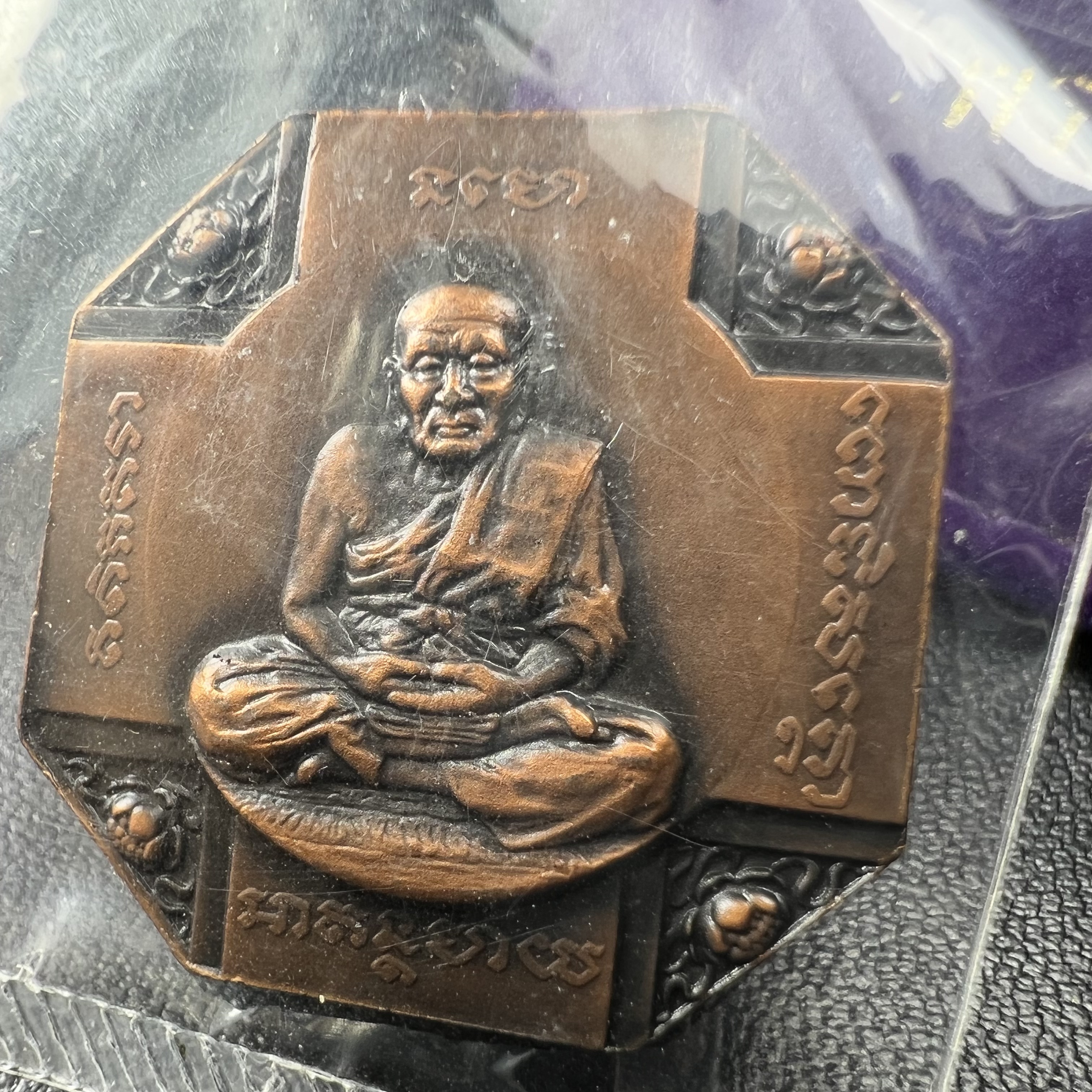 เหรียญหลวงพ่อทวด รุ่นสมเด็จเจ้าฟ้ามหาจักรี 48พรรษา โดยสภากาชาดไทย ปี2546 เหรียญบรอนซ์พ่นทราย(เพื่อพระราชทานตามพระราชอัธยาศัย) ขนาด 2.8 ซม.พร้อมซีนซองถุงบรรจุเดิมครบสวยงาม(เหรียญจัดสร้างเนื้อพิเศษเป็นรูปแบบพระราชทาน ไม่มีในรายการสั่งจอง หายาก)