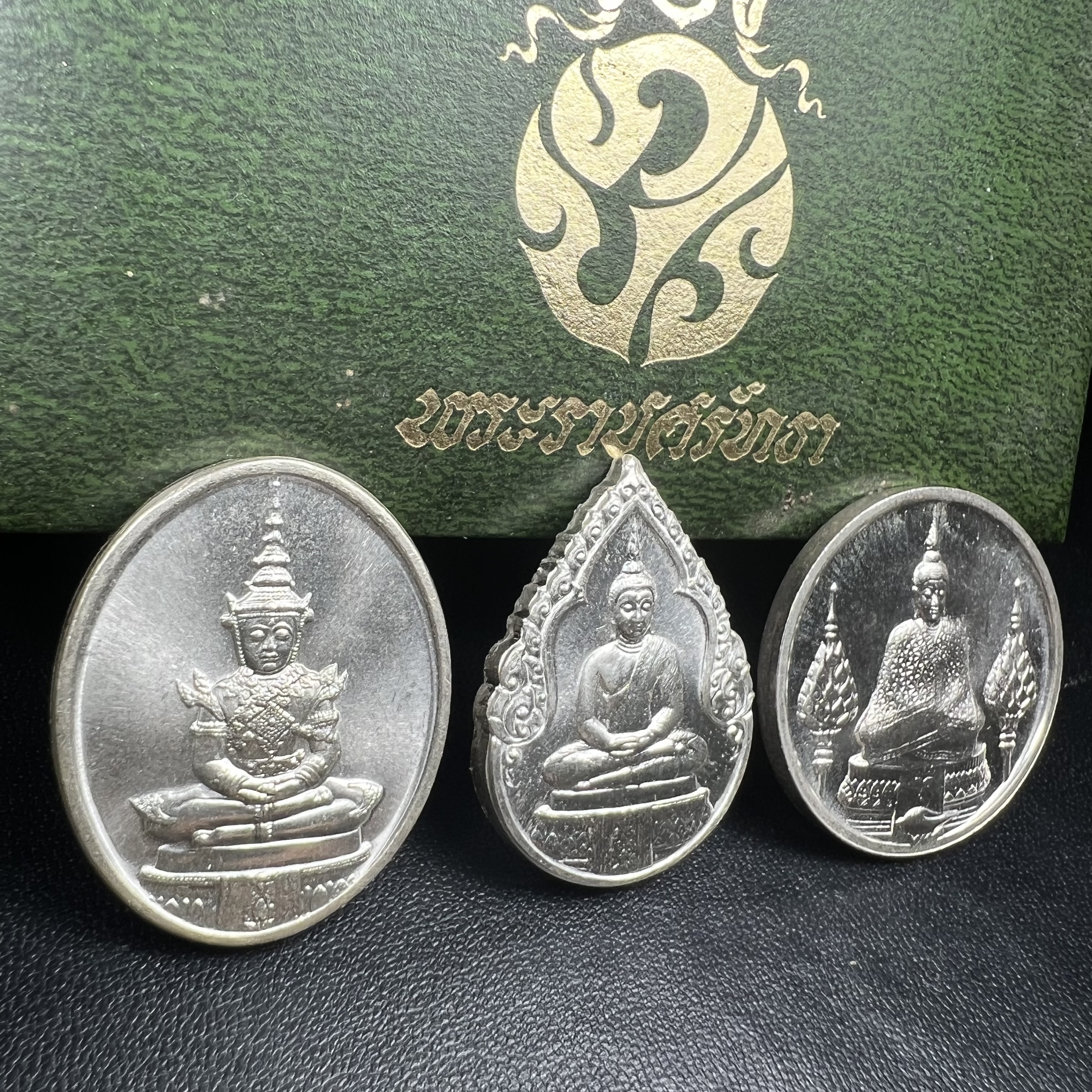 เหรียญพระแก้วมรกตหลัง ภปร. ฉลองกรุงรัตนโกสินทร์ครบ 200 ปี พ.ศ.2525 เนื้อเงินกล่องบรรจุเดิมครบ3พิมพ์(บล็อกพระราชศรัธา)(ในหลวงรัชกาลที่9 เสด็จในพิธี)พระคู่บ้านคู่เมือง...พระดี...พิธีใหญ่