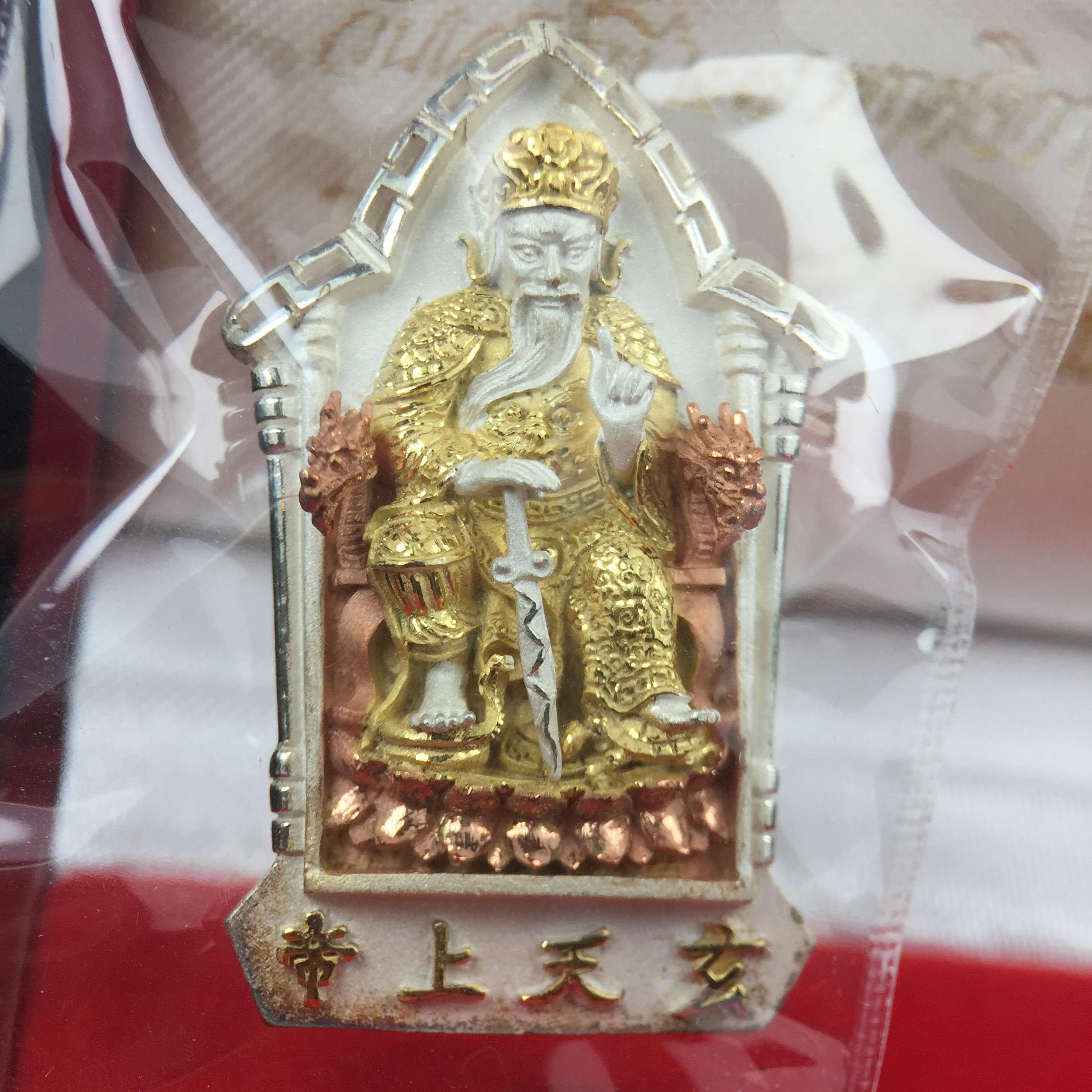 เหรียญรูปเหมือนเจ้าพ่อเสือ (ตั่วเหล่าเอี๊ย)รุ่นสองแผ่นดิน ปี 2542 หลัง ตราสัญลักษณ์ ภปร. 6รอบ 72 พรรษาในหลวงรัชกาลที่9 เสือคาบดาบ เหรียญหล่อ 3 มิติ เนื้อเงินสามกษัตริย์ พิมพ์ใหญ่ ปลุกเสก ณ วัดมังกรกมลาวาส(เล่งเน่ยยี่)สภาพสวยซีนซองเดิมกล่องครบเดิม