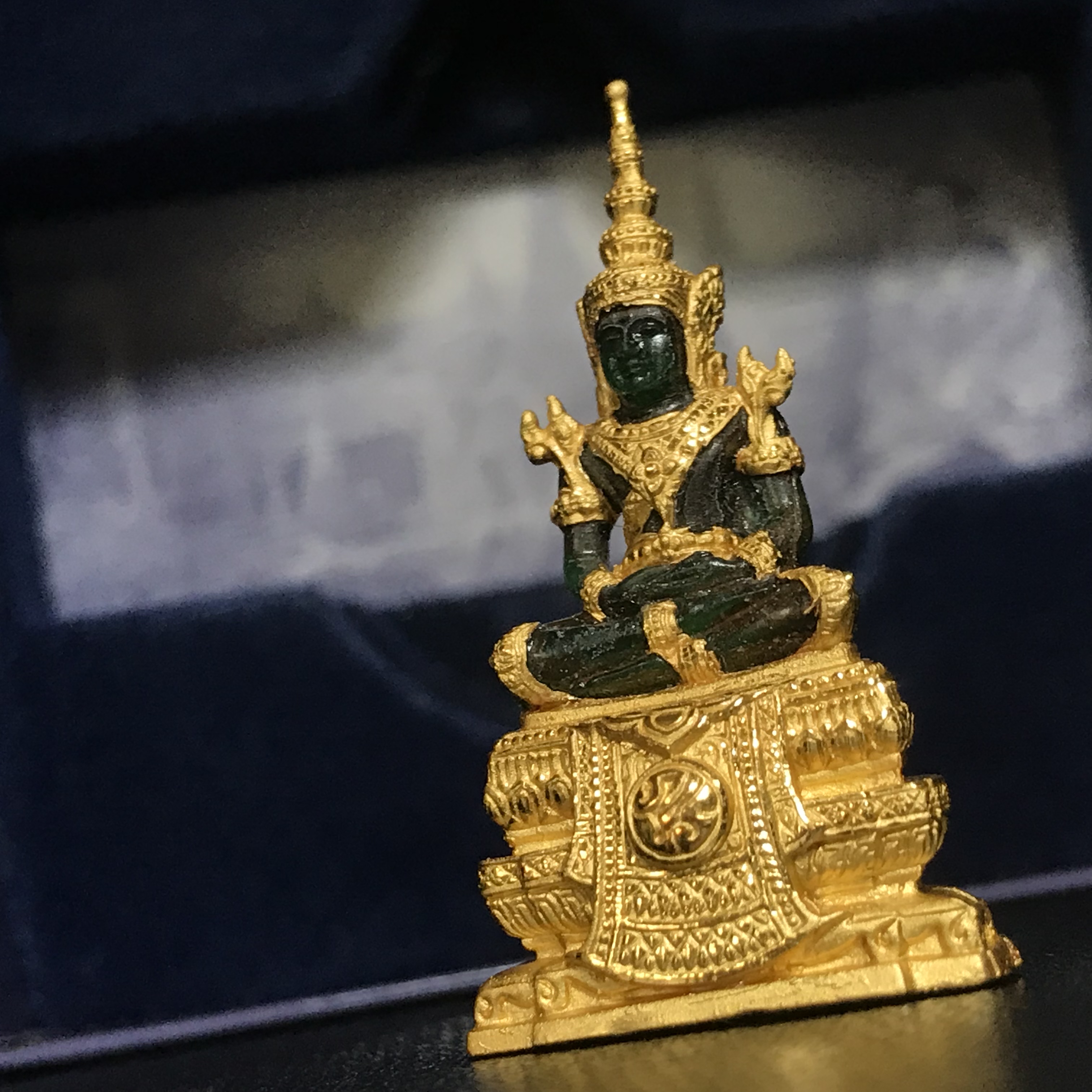 พระแก้วมรกต ภปร. ปี2547 จัดสร้างโดย รพ.ภูมิพลฯ เนื้อเรซิ่นหุ้มทองคำลอยองค์ หน้าตัก 1/2 นิ้ว