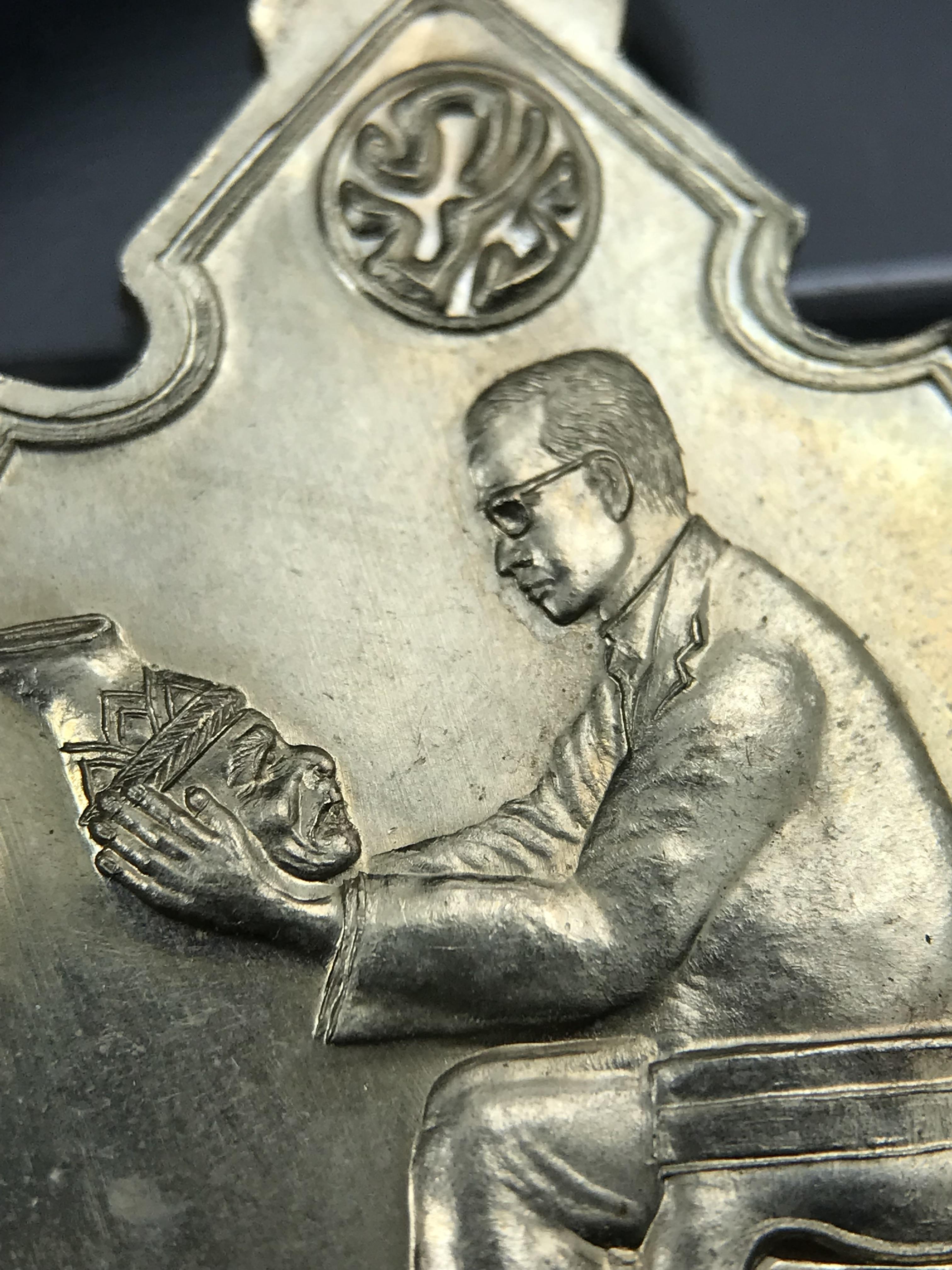 เหรียญครอบครูช่างหลวง(ในหลวงทรงดนตรี) เนื้ออัลปาก้า ปี 2550(หายาก)สุดยอดแห่งความหายากมีหมุนเวียนให้เห็นน้อยมากเป็นอีกหนึ่งรุ่นยอดนิยมของเสด็จพ่อร.9เหรียญนี้สวยมากผิวน้ำทองทั่วทั้งเหรียญ