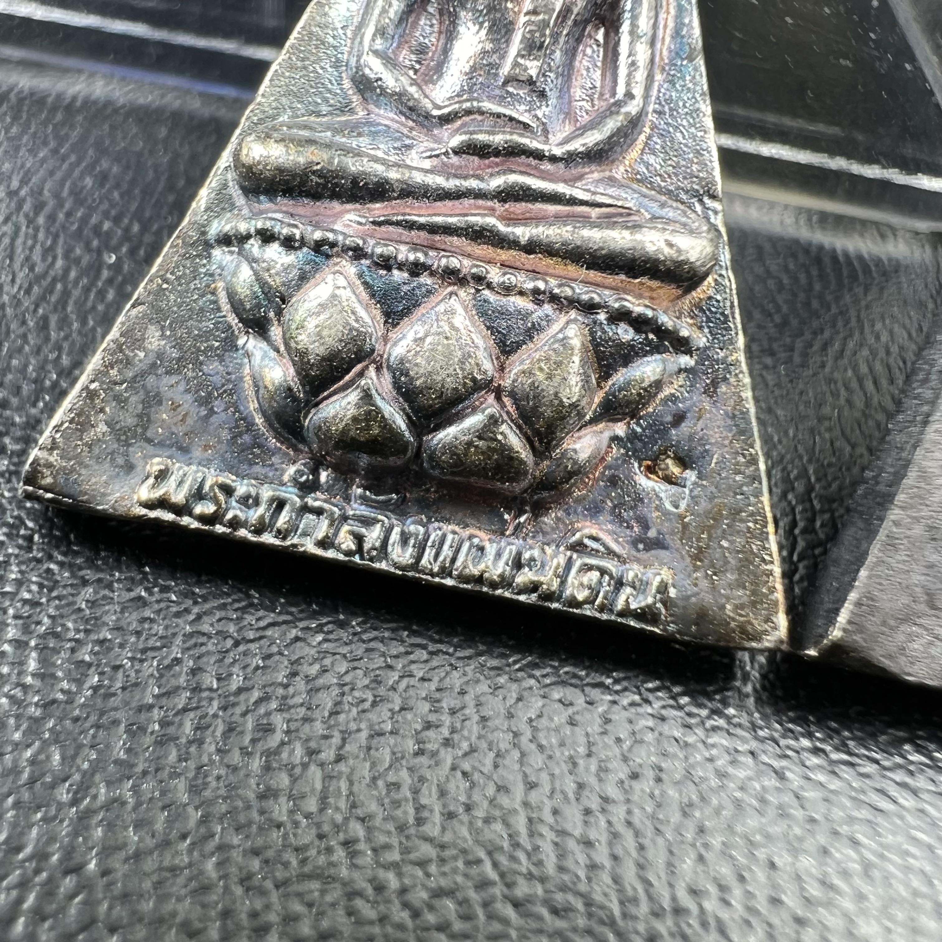 พระกำลังแผ่นดิน (สมเด็จจิตรลดา2) จัดสร้างเฉลิมพระเกียรติ ร.9 ครองราชย์ 50 ปี 2539 เนื้อเงิน(ผิวเดิมกลับดำ รุ้งๆสวย)+เนื้อนวโลหะ(สร้างน้อยหายาก)พร้อมกล่องบรรจุเดิมครบสมบูรณ์(1ใน2539องค์)