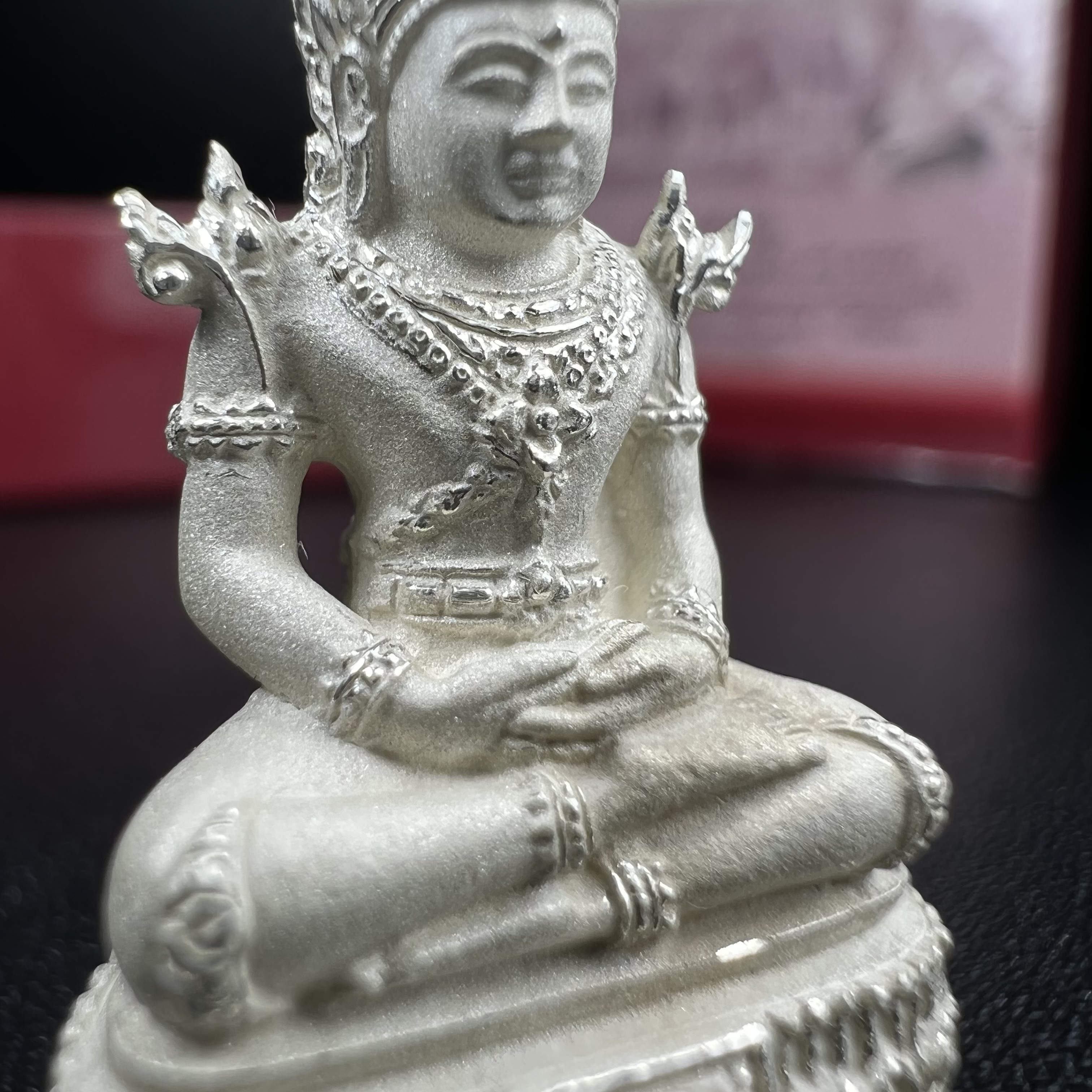 พระแก้วมรกต ภปร.(รุ่นแรก) ปี2545 รุ่นฉลองกรุงรัตนโกสินทร์ครบ 220 ปี พิมพ์ลอยองค์ใหญ่ เนื้อเงินบริสุทธิ์ 92.5% ขนาด 19*35 มม. พร้อมกล่องบรรจุดิม สวยครบสมบูรณ์