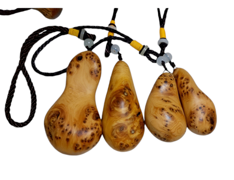 จี้ไม้หอมทูจา มีกลิ่นหอมธรรมชาติจากน้ำมันในเนื้อไม้