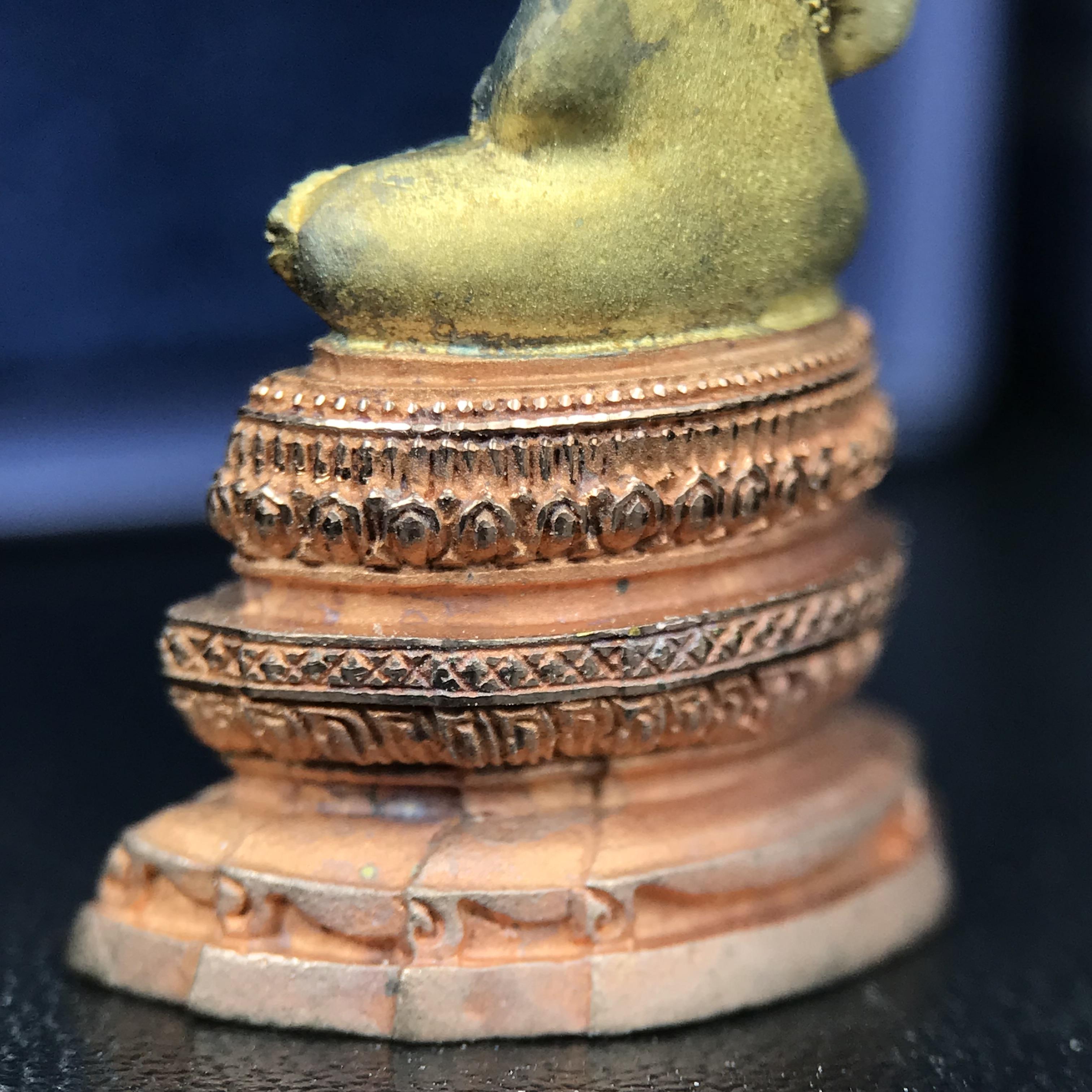 พระแก้วมรกต ภปร. ปี 2547 จัดสร้างโดยโรงพยาบาลภูมิพลอดุลยเดช เนื้อเงิน(3 กษัตริย์) ลอยองค์ หน้าตัก 1/2 นิ้ว สูง 3.7 ซม.พิธีมหามังคาภิเษก ณ พระอุโบสถวัดพระศรีรัตนศาสดาราม(วัดพระแก้ว) งดงามทรงคุณค่าอีกหนึ่งรุ่นยอดนิยม หายาก(องค์หมายเลข ๑๔๖๖)ผิวเดิมติดรุ้งสวย