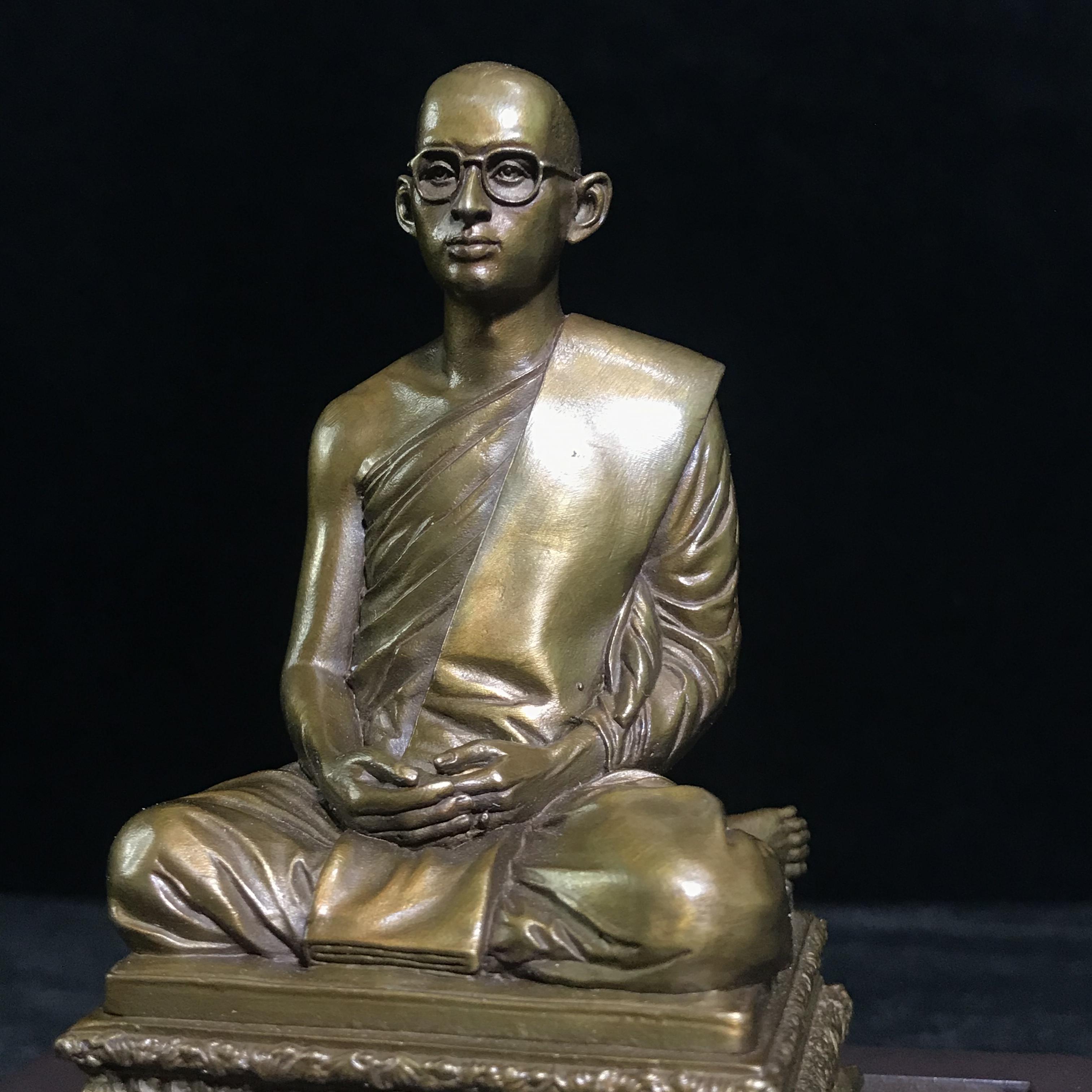 พระบรมรูปพระบาทสมเด็จพระเจ้าอยู่หัวรัชกาลที่9 ทรงผนวช(หน้าตัก2นิ้ว) เนื่องในโอกาสมหามงคลเฉลิมพระชนมพรรษา 7 รอบ 84 พรรษา 5 ธันวาคม 2554 (ใต้ฐานบรรจุผงจิตรลดามหามงคล และเส้นพระเจ้า ร.9)(คัดสภาพสวย แบบนิยม พร้อมครอบเดิม)(หายาก)