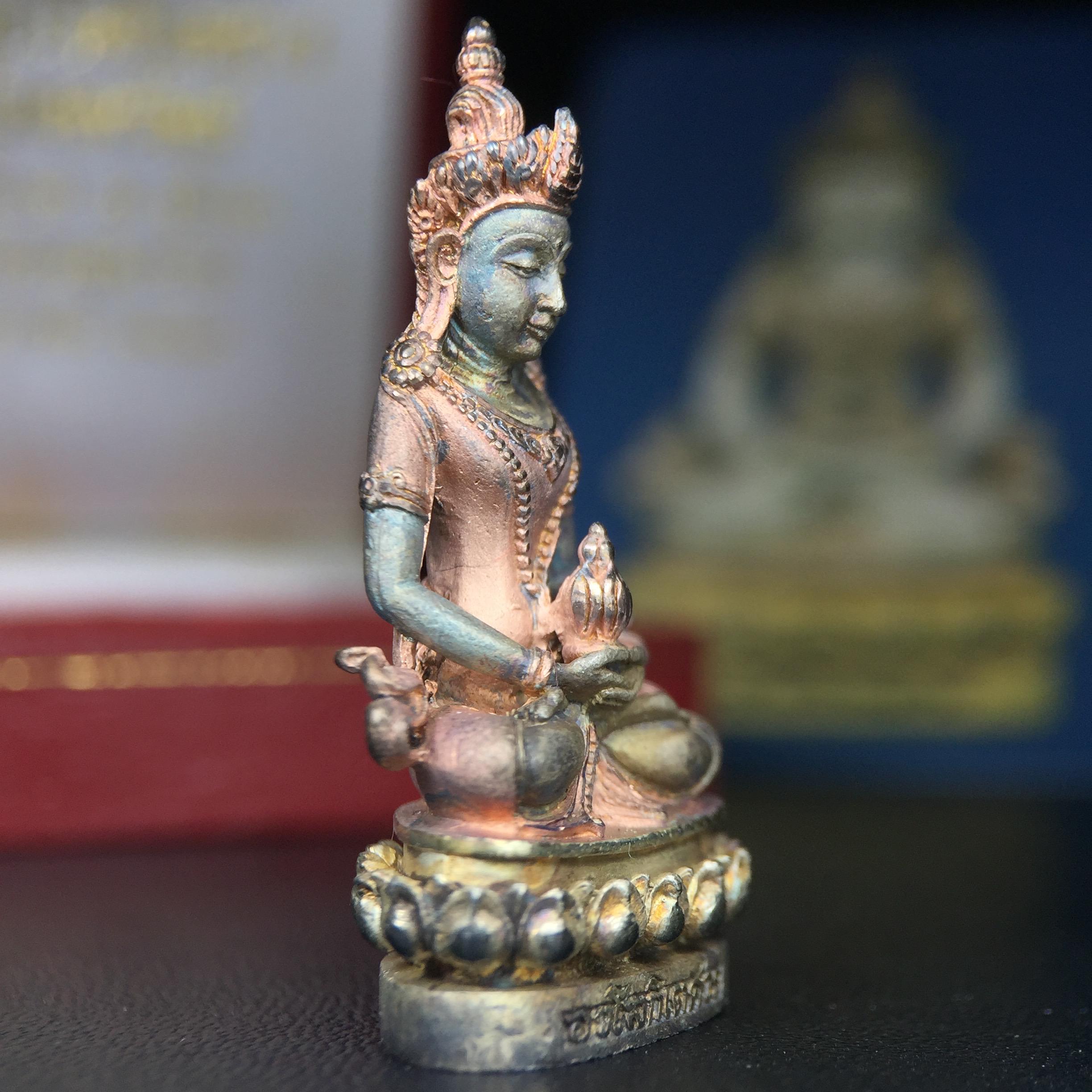 พระกริ่งอวโลกิเตศวร ( เจ้าแม่กวนอิม ) วัดโพธิ์แมนคุณาราม รุ่นอุดมโภคทรัพย์ พ.ศ.2539 เนื้อเงิน 3 กษัตริย์ พ่นทราย(ผิวเดิม ขึ้นสีรุ้งธรรมชาติ แบบนิยม เสน่ห์ของพระเนื้อเงิน) (พร้อมกล่องบรรจุการ์ดใบรับรองเดิมครบ) (อีกหนึ่งรุ่นยอดนิยม พุทธศิลป์สวยงดงาม)