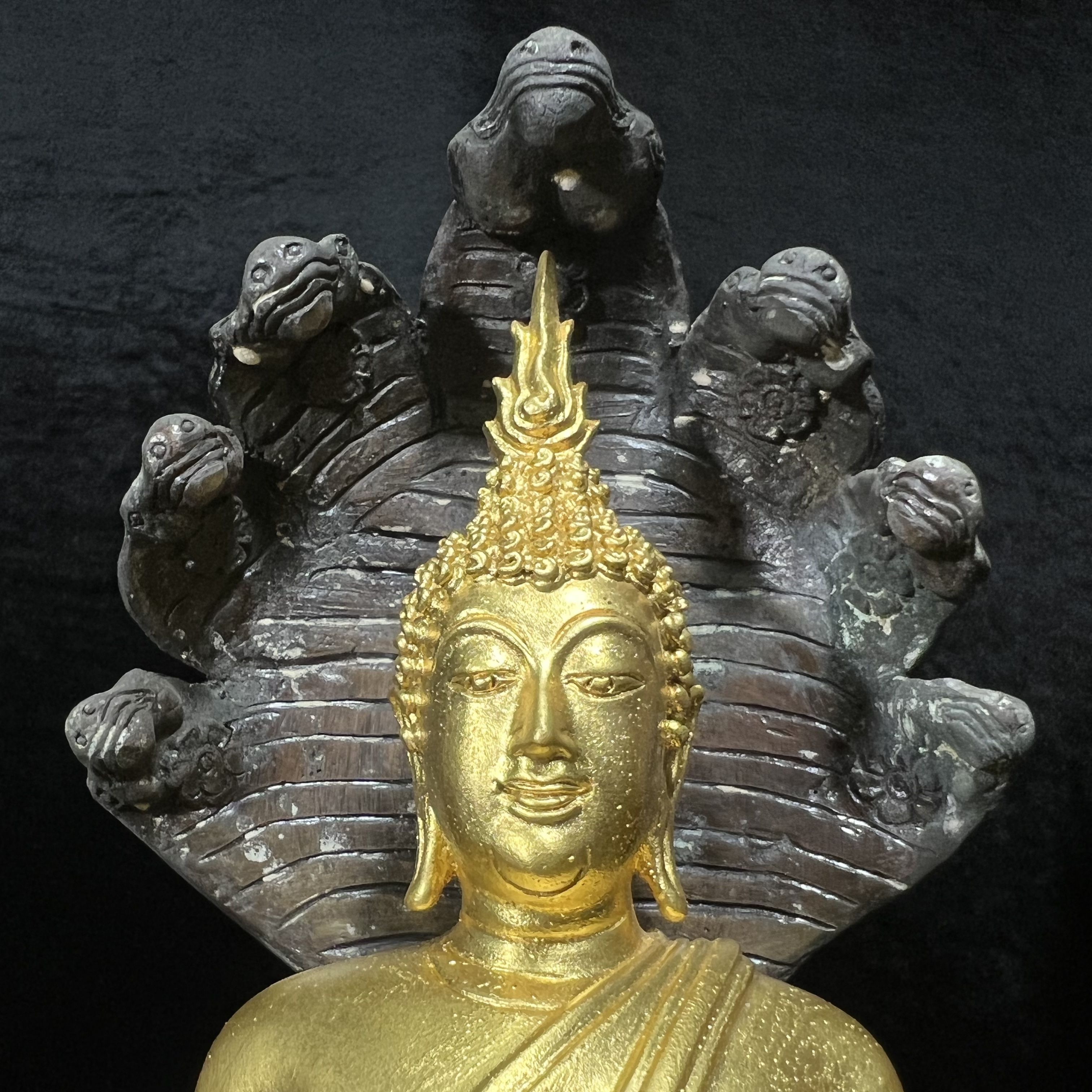 สมเด็จพุทธบูชาปางนาคปรก ญสส. วัดบวรนิเวศวิหาร ปี 2540 พระบูชาขนาด 7 นิ้ว เนื้อโลหะผสมปิดทอง จัดสร้างโดยกระทรวงยุติธรรม ในวโรกาสในหลวงรัชกาลที่ 9 ฉลองสิริราชย์สมบัติครบ 50 ปี และสมเด็จพระญาณสังวร สมเด็จพระสังฆราช 84 พรรษา งานพุทธศิลป์สวย เข้มขลัง....2 ถอด