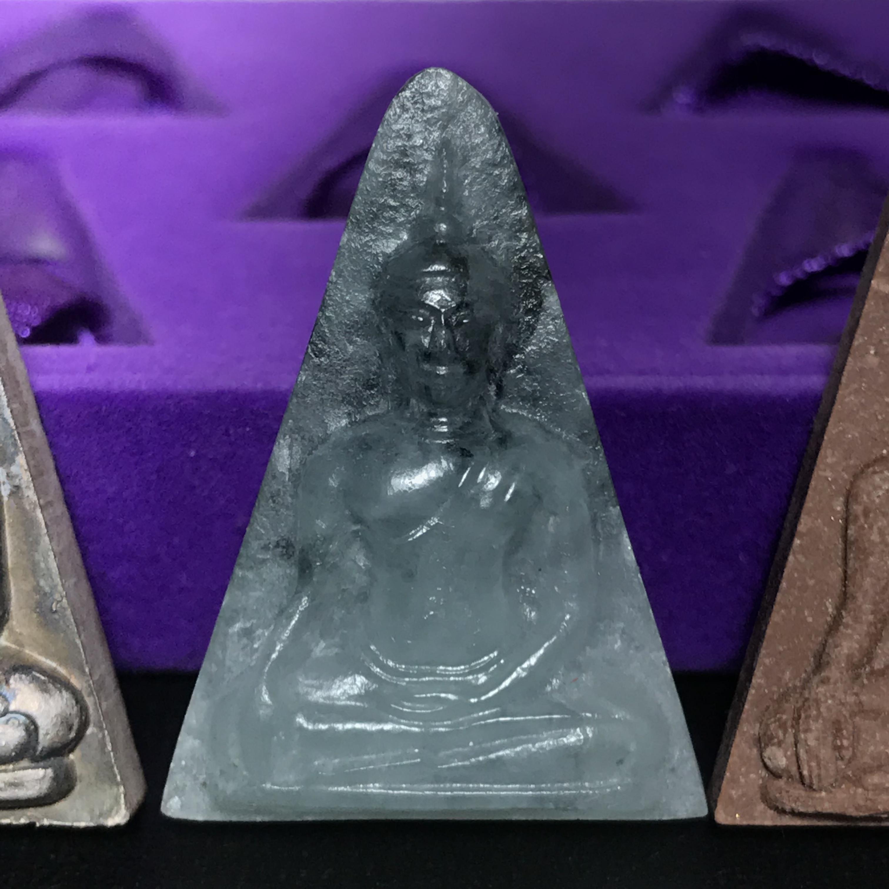 พระนางพญาเสน่ห์จันทร์ สธ. สร้างในวโรกาสทรงเจริญพระชนมายุ 50 พรรษา สมเด็จพระเทพฯ พ.ศ.2548 ชุดพิเศษ (1 ใน 5000 ชุด)หายาก