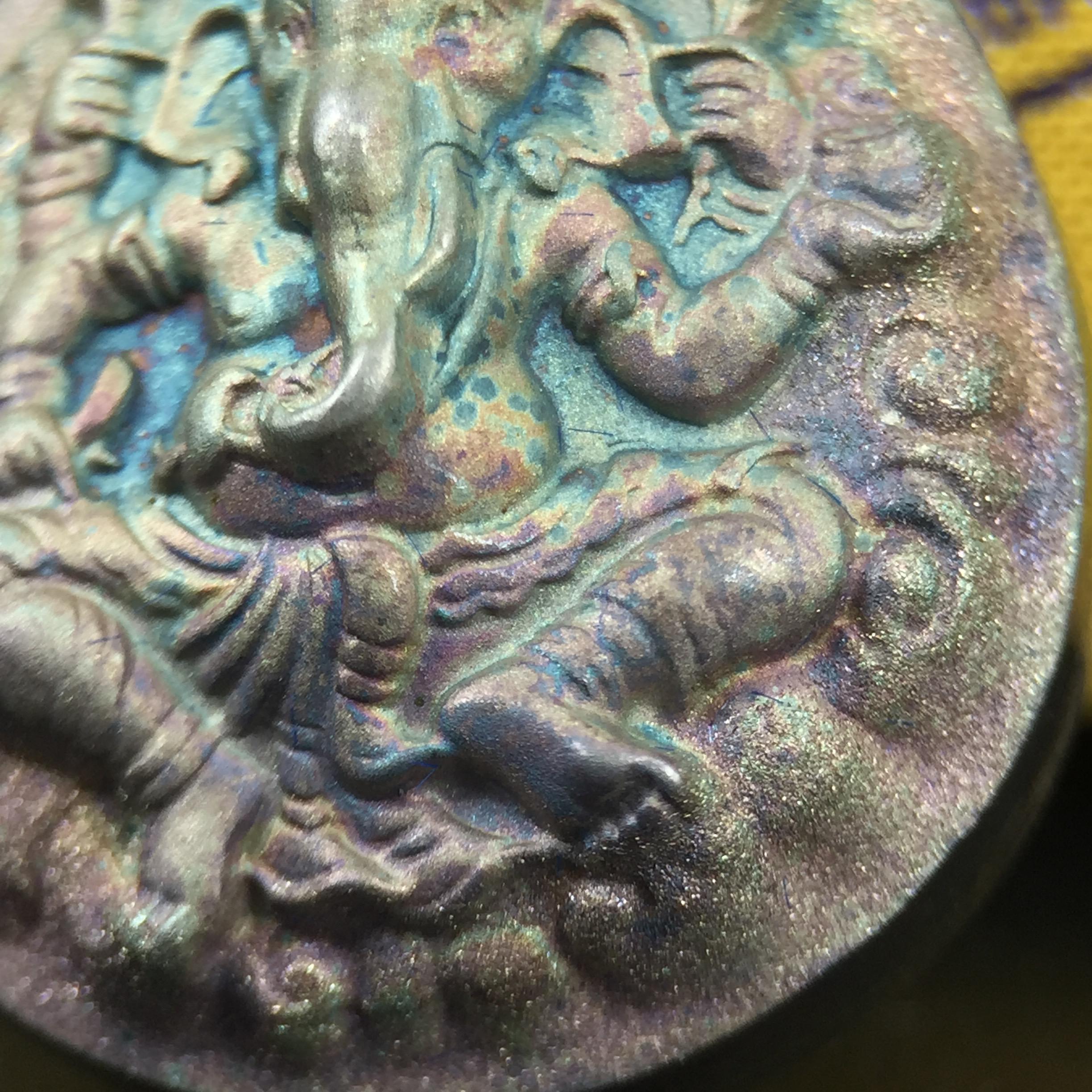 เหรียญพระพิฆเนศวร ญสส. ชุดกาญจนาภิเษกครองราชย์ 50 ปี พุทธศักราช 2538 พิมพ์ใหญ่(2.9 ซม.) เนื้อเงินผิวเดิมกลับดำขึ้นสีรุ้งเข้มขลังงดงามธรรมชาติสร้างสรรค์ สภาพสวยเดิมพร้อมกล่องบรรจุเดิม ตอกโค๊ดหมายเลขกำกับ(1ใน 5539องค์)