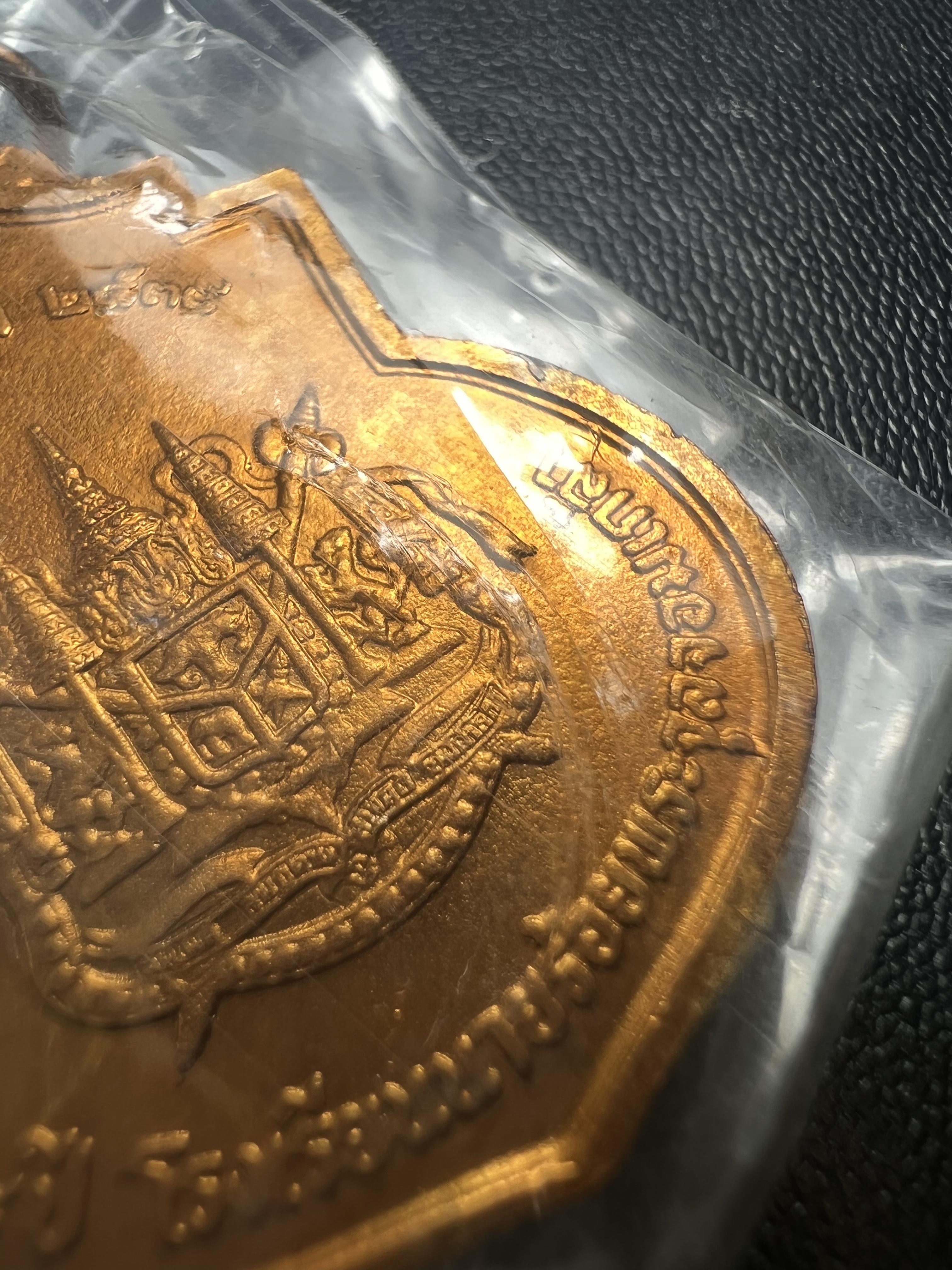 เหรียญที่ระลึกรัชกาลที่ 5 รุ่น ครบ 108 ปี โรงเรียนนายร้อยพระจุลจอมเกล้า ปี 2538 เหรียญเสมาเนื้อทองแดง (คัดสภาพสวยซีนซองเดิม ผิวเดิมสวยมาก) ผลิตโดย กองกษาปณ์ กรมธนารักษ์ สมเด็จพระญาณสังวร สมเด็จพระสังฆราช วัดบวรนิเวศวิหาร ทรงเป็นประธาน(นิยม พิธีใหญ่)