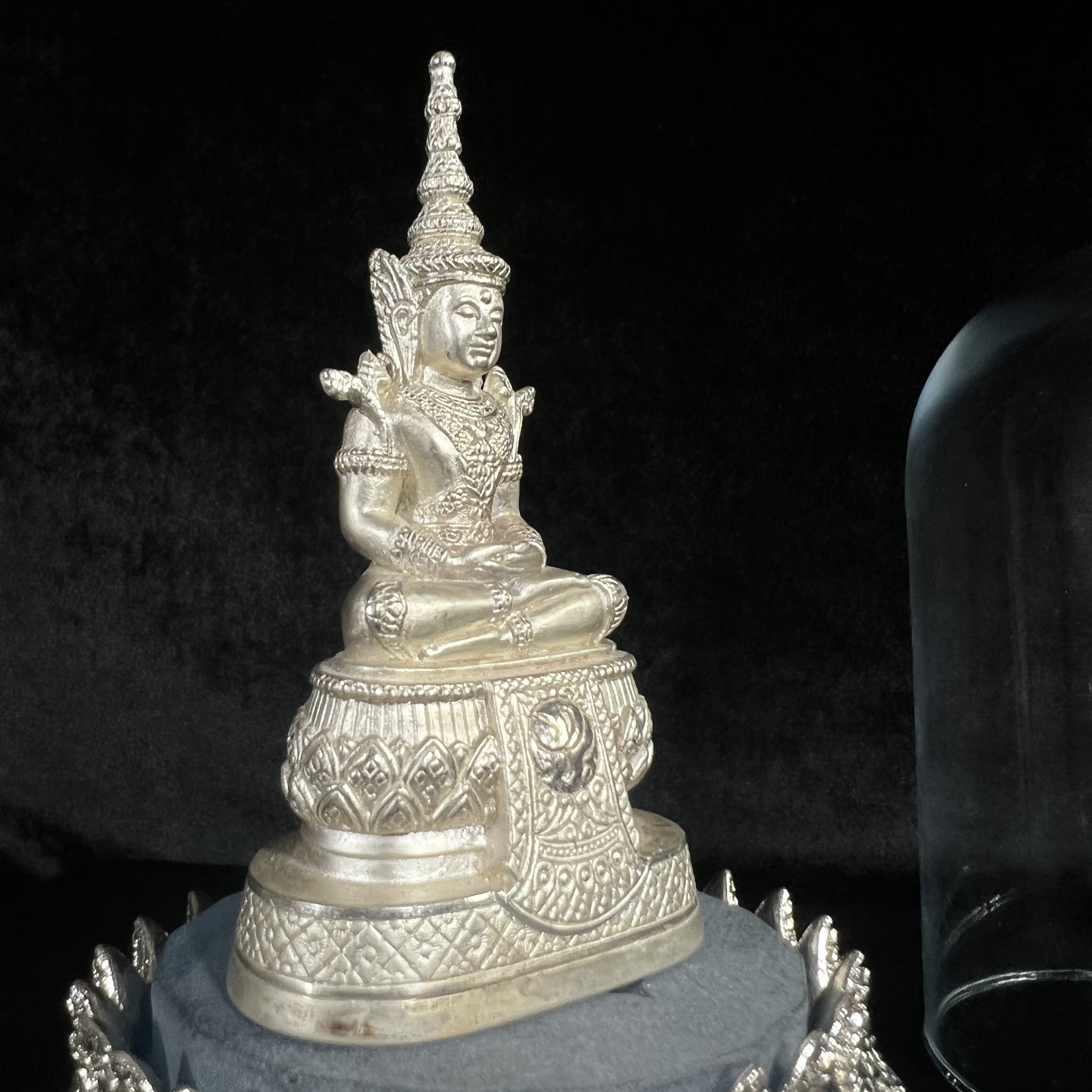 พระแก้วมรกต ภปร.(รุ่นแรก) ปี2545 รุ่นฉลองกรุงรัตนโกสินทร์ครบ 220 ปี หล่อลอยองค์ เนื้อเงินบริสุทธิ์99.9% ขนาดบูชา 50*90 มม. พร้อมฐานวางครอบแก้วเดิม(สวยงามและหายากมาก)(1ใน3000องค์)