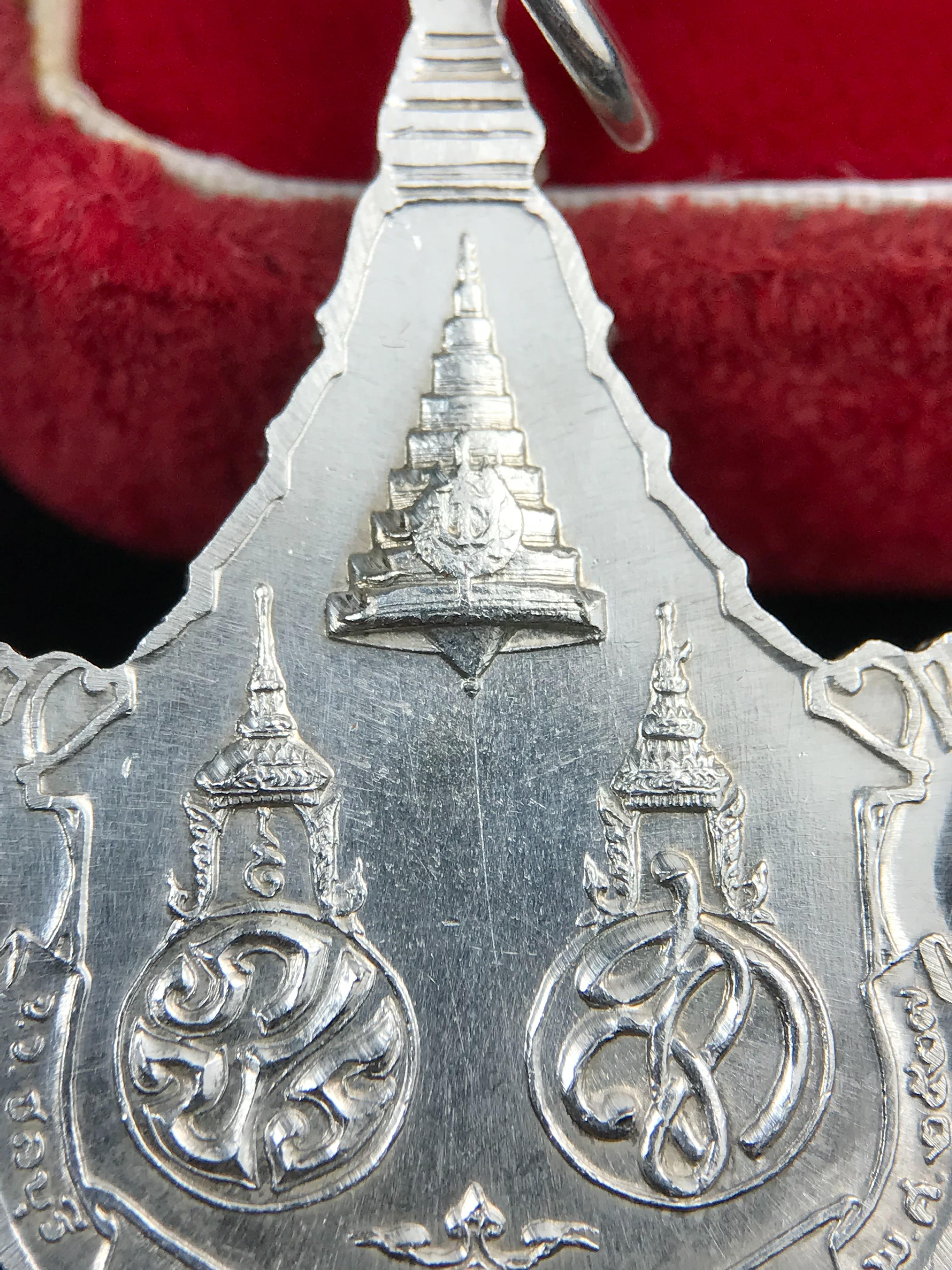 เหรียญพระพุทธญาณนเรศวร์ รุ่นแรก หลังพระปรมาภิไธย ภปร.และ สก.วัดญาณสังวราราม จ.ชลบุรี ปี 2527 เนื้อเงิน(ผิวขาว สวย ใส)ขนาด 2.3 x 3.8 ซม. พร้อมกล่องกำมะหยี่เดิมครบสมบูรณ์ สมเด็จพระญาณสังวร ประธานในพิธีมหาพุทธาภิเษก(เนื้อเงินพบเจอน้อย หายาก)