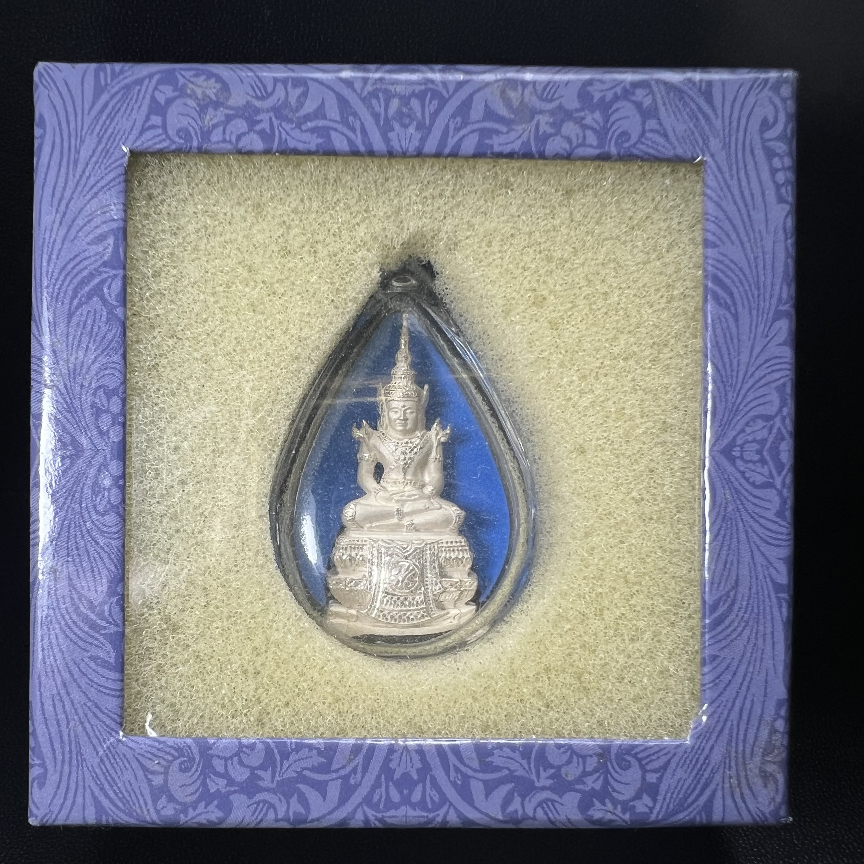 พระแก้วมรกต ภปร. ปี2547 จัดสร้างโดย รพ.ภูมิพลฯ เนื้อเงิน ลอยองค์ หน้าตัก 1/2 นิ้ว งดงามทรงคุณค่าอีกหนึ่งรุ่นยอดนิยม หายาก(1ใน3000องค์)