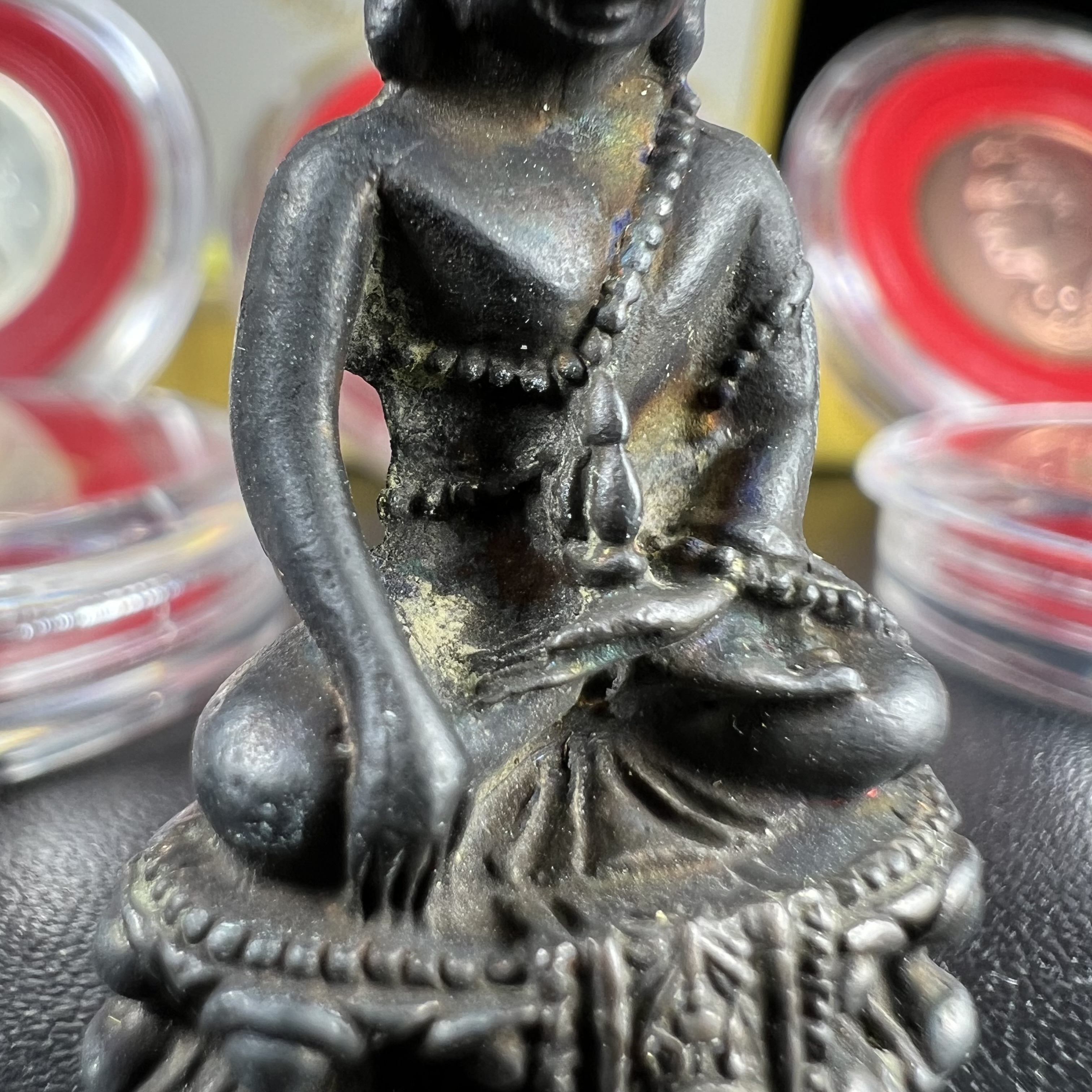 วัตถุมงคลคุ้มเกล้าฯ มหามงคลเฉลิมพระชนมพรรษา 6 รอบ รัชกาลที่ 9 ชุดพิเศษกรรมการ(สุดหายาก) (ในหลวงรัชกาลที่9 ทรงจุดไฟพระฤกษ์และเททอง พิธีใหญ่)ยอดนิยมหายาก