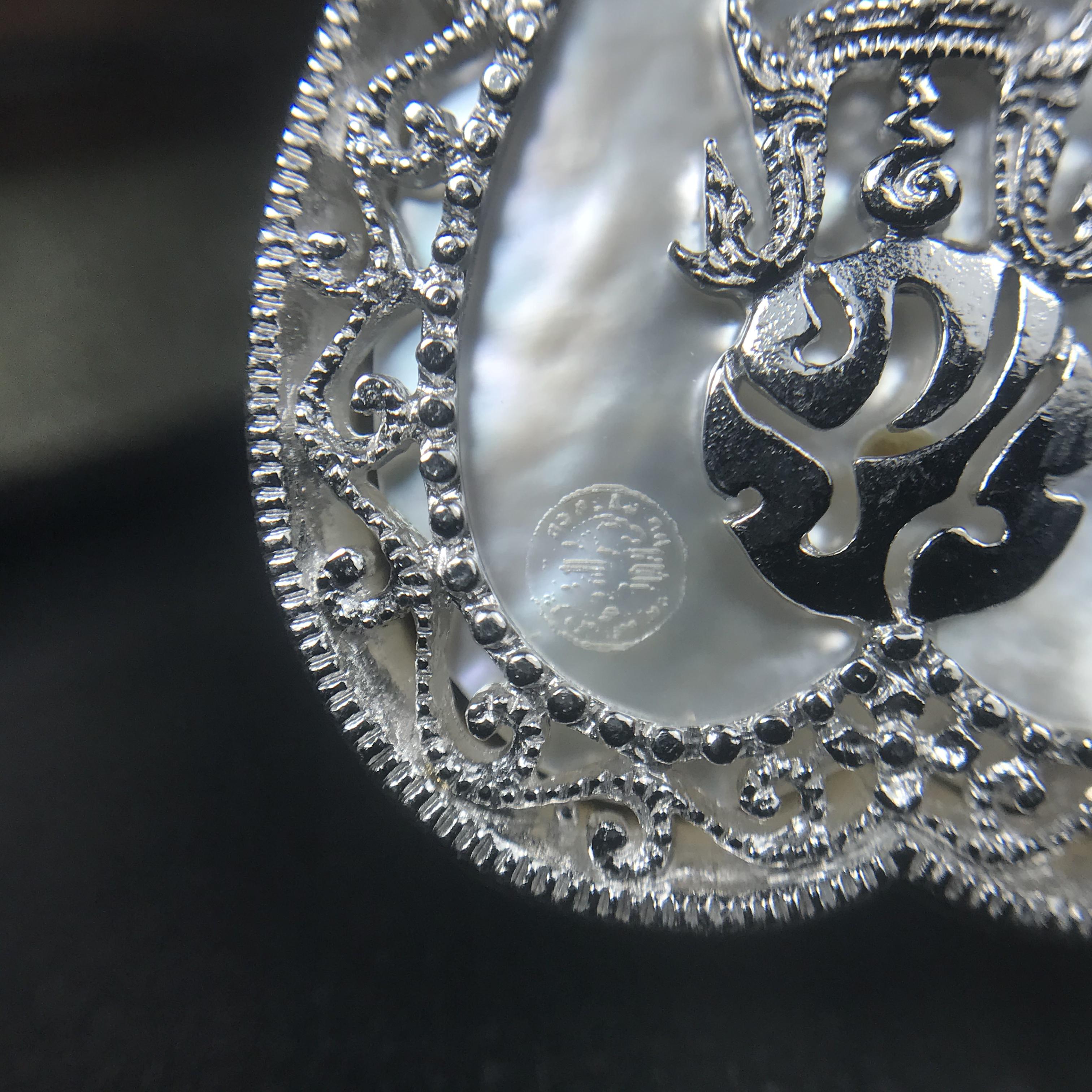 พระพุทธชินราช ภปร. โครงการ "เพราะแผ่นดินนี้ คือ แผ่นดินเกิด" ปี2548(รุ่นแรก) เหรียญทรงใบโพธิ์ ขนาด 21 x 29 มม. เนื้อเงินสามกษัตริย์ องค์พระชุบสามกษัตริย์ ล้อมด้วยกรอบเงินชุบทองคำขาวสลักเสลาเป็นลวดลายละเอียดอ่อน ส่วนพื้นองค์พระเป็นเปลือกหอยมุข