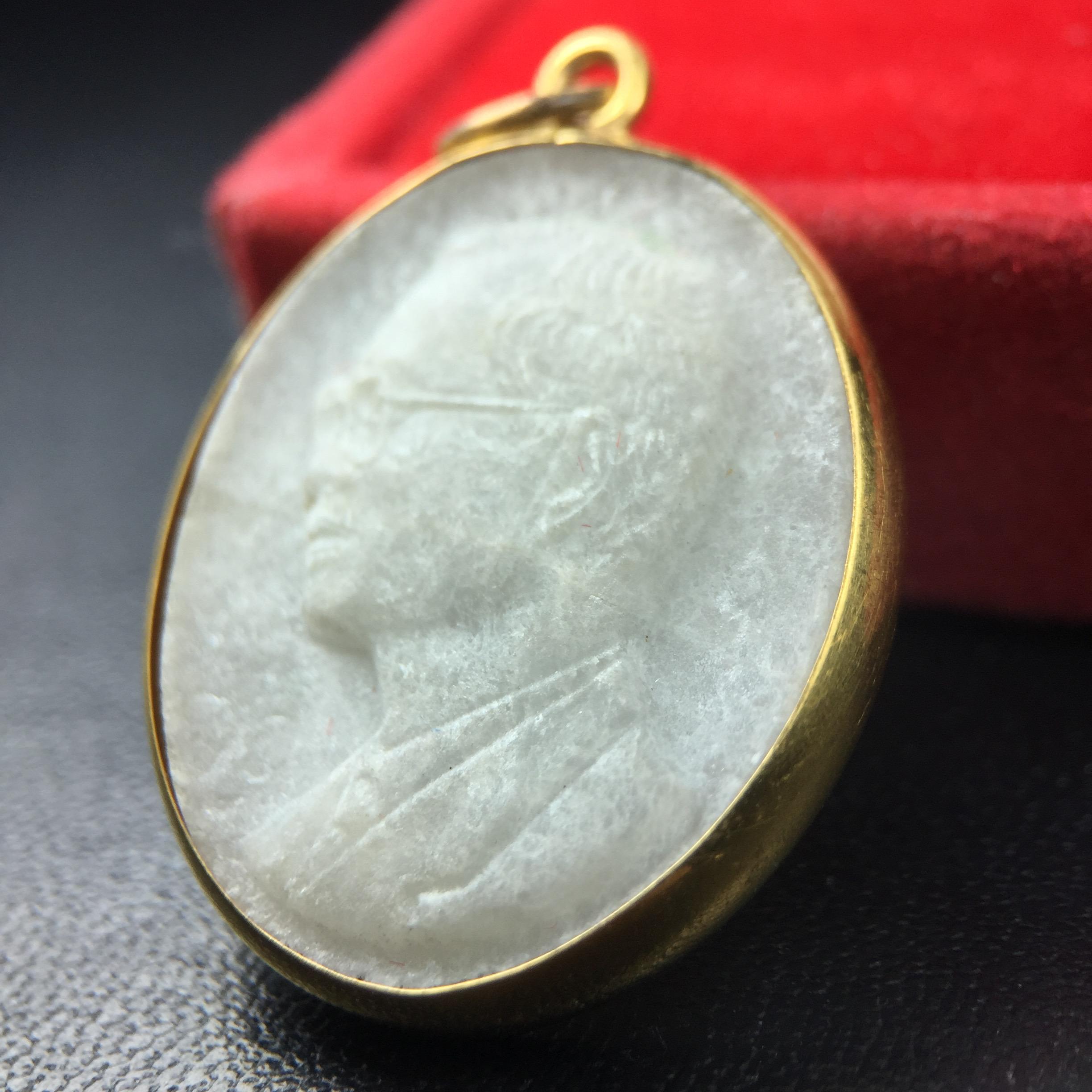 พระบรมฉายาลักษณ์ ร.9 เหรียญหยกรูปไข่เลี่ยมทองคำแท้(งานเลี่ยมเดิมจากผู้จัดสร้าง เฉลิมพระเกียรติ 72 พรรษา ภูมิพลมหาราช ปี 2542 (อีกหนึ่งวัตถุมงคลที่ระลึกของพระองค์ท่านที่พบเจอหายากมากในปัจจุบัน)