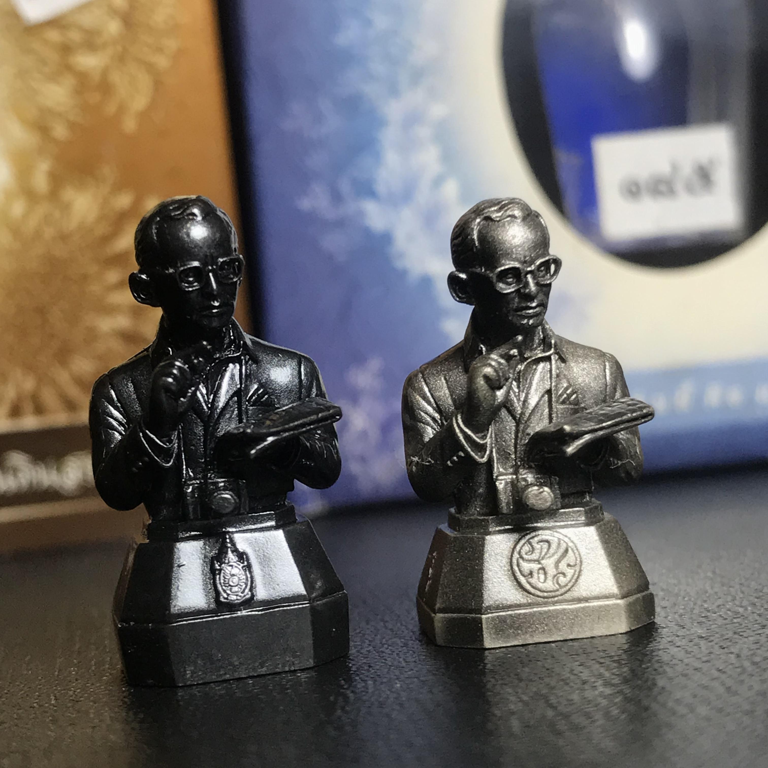 พระบรมรูปพระบาทสมเด็จพระเจ้าอยู่หัว(ทรงงาน)ตราสัญลักษณ์ 80 พรรษา รุ่นเย็นศิระเพราะพระบริบาลปี2550 เนื้อนวโลหะ+พระบรมรูปพระบาทสมเด็จพระเจ้าอยู่หัว(ทรงงาน)ตรา ภ.ป.ร. รุ่นเพราะแผ่นดินนี้คือแผ่นดินเกิด ปี2551 ขนาดสูง 1 นิ้ว เนื้อบรอนซ์ชุบเงินรมดำ(รวม2องค์)