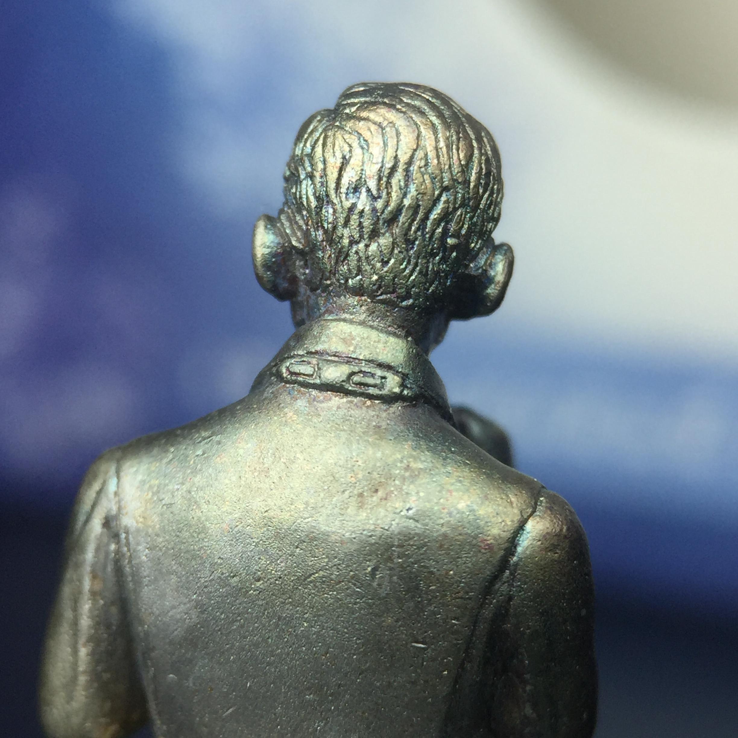 พระบรมรูปพระบาทสมเด็จพระเจ้าอยู่หัวรัชกาลที่ 9(ทรงงาน) ภปร. รุ่นเพราะแผ่นดินนี้คือแผ่นดินเกิด ปี 2551 ขนาดสูง 1 นิ้ว เนื้อเงิน(ผิวเดิมขึ้นสีรุ้งธรรมชาติสวยมาก)(ด้านหน้า ฐานพระบรมรูปฯ ประดิษฐานอักษรพระปรมาภิไธย ภ.ป.ร.)นิยมหายาก(1 ใน 5000 องค์)