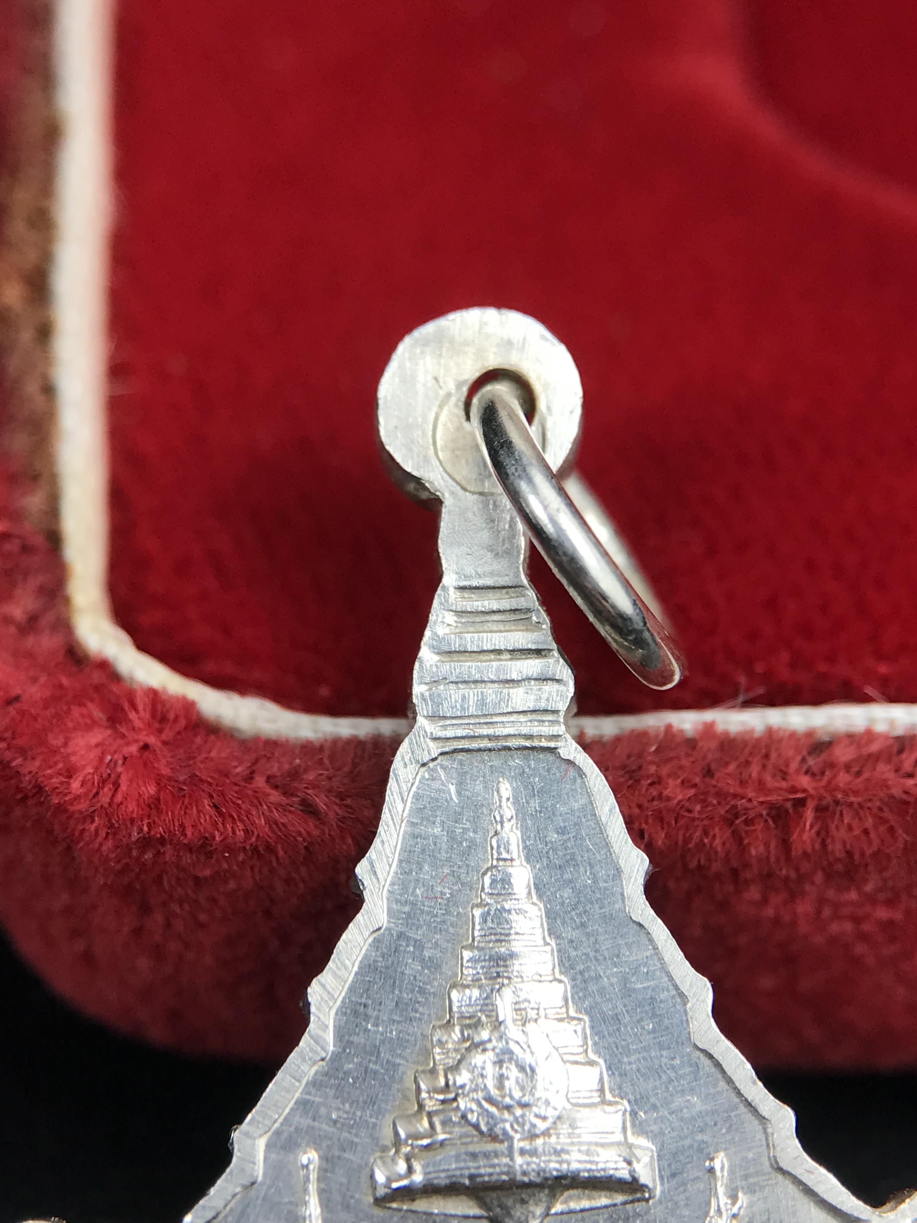 เหรียญพระพุทธญาณนเรศวร์ รุ่นแรก หลังพระปรมาภิไธย ภปร.และ สก.วัดญาณสังวราราม จ.ชลบุรี ปี 2527 เนื้อเงิน(ผิวขาว สวย ใส)ขนาด 2.3 x 3.8 ซม. พร้อมกล่องกำมะหยี่เดิมครบสมบูรณ์ สมเด็จพระญาณสังวร ประธานในพิธีมหาพุทธาภิเษก(เนื้อเงินพบเจอน้อย หายาก)