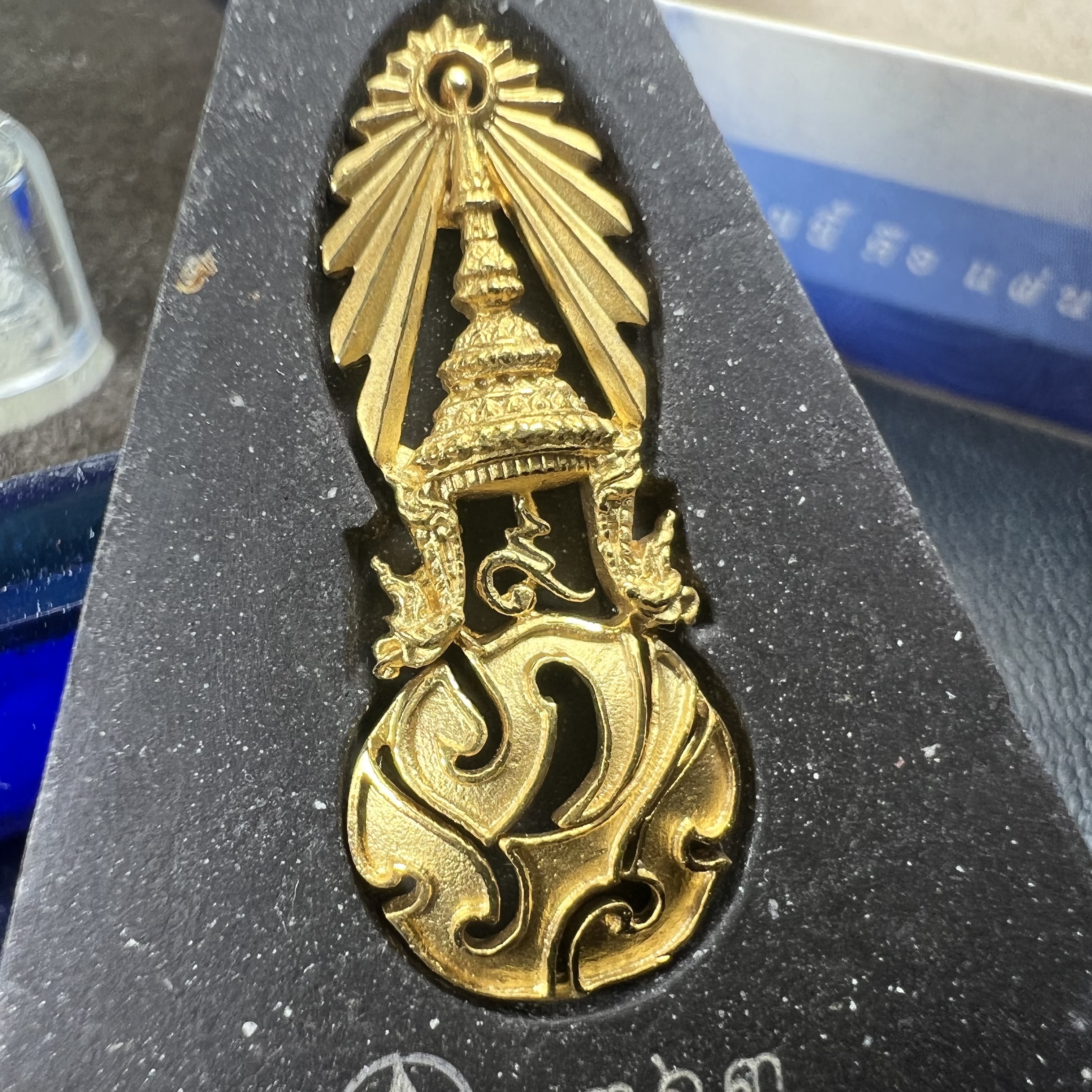 พระพุทธชินราช ภปร. โครงการ เพราะแผ่นดินนี้คือแผ่นดินเกิด ปี2551 เนื้อผง ด้านหน้าปิดทอง หลัง ภ.ป.ร. ทองคำ 80% (นน. 1.6 กรัม) (มวลสารพระราชทานเส้นพระเจ้า (เส้นผม) ของพระบาทสมเด็จพระเจ้าอยู่หัวรัชกาลที่9)(หายาก) 1 ใน 5000 องค์