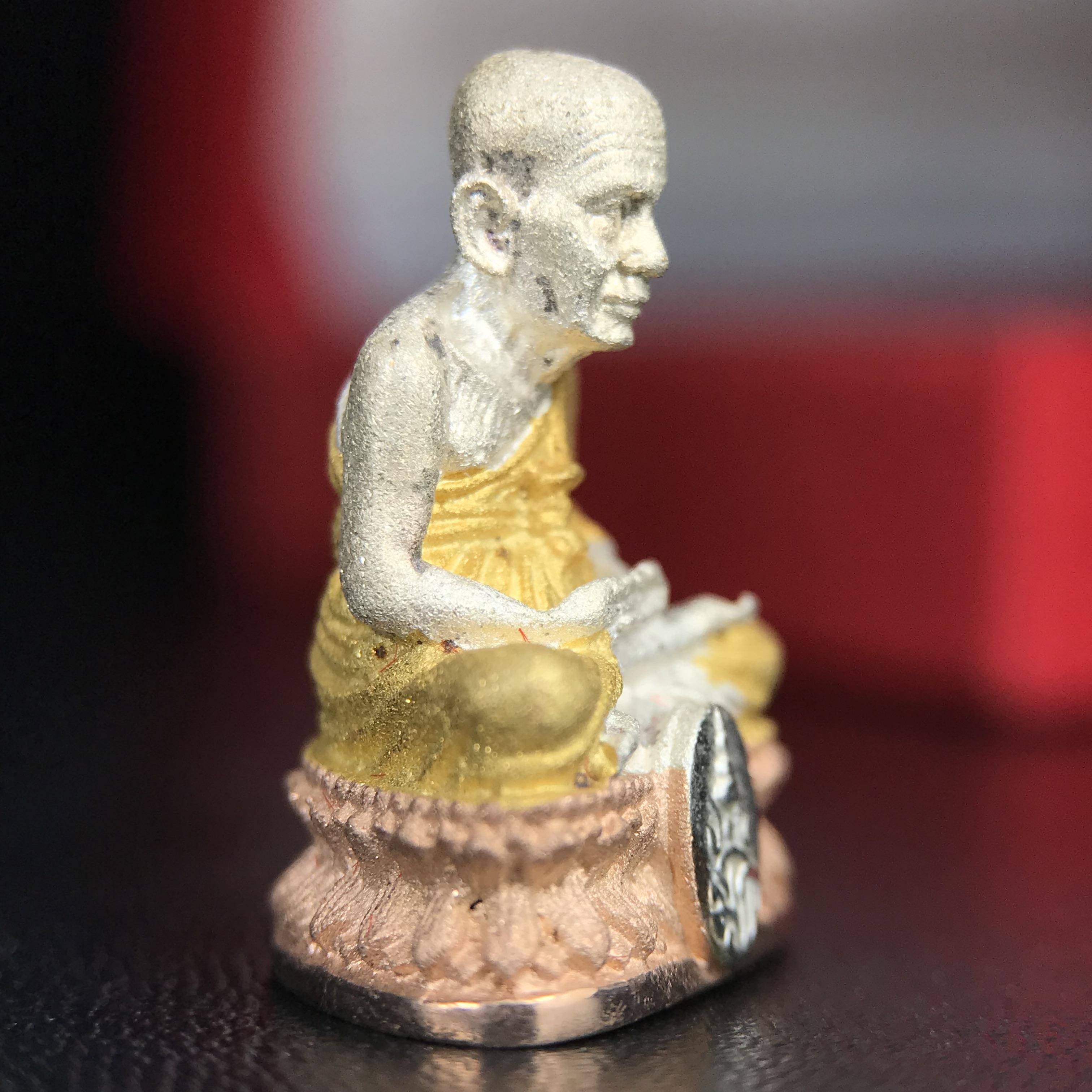 สมเด็จหลวงปู่ทวด วัดช้างให้ รุ่น เฉลิมพระเกียรติ ตราสัญลักษณ์ มวก. พิมพ์ลอยองค์เนื้อเงิน-สามกษัตริย์ ปี 2544 พิธีพุทธาภิเษกใหญ่ ณ อุโบสถวัดช้างให้และอุโบสถวัดพระศรีรัตนศาสดาราม ( วัดพระแก้ว )โดยนิมนต์เกจิชื่อดังสายใต้ทั้งหมดจำนวน 108 รูป