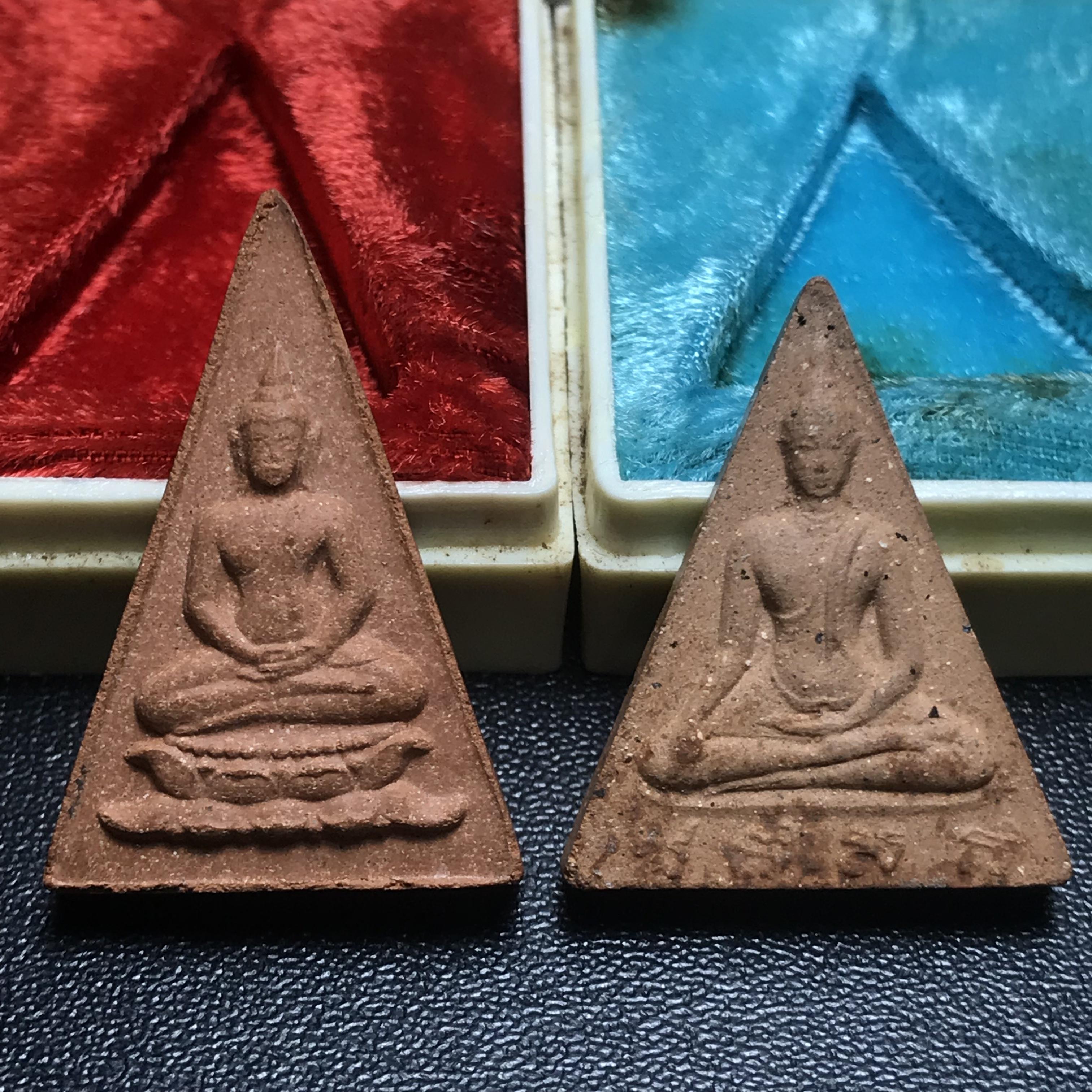 พระสมเด็จอุณาโลมทรงจิตรลดา+พระสมเด็จนางพญา สก. วัดบวรนิเวศวิหาร ปี2519 พิมพ์ใหญ่ กล่องบรรจุเดิม(ในหลวงรัชกาลที่9และสมเด็จพระราชินี เสด็จร่วมในพิธี)(พิธีใหญ่)(มวลสารดี)อีกหนึ่งวัตถุมงคลในหลวงที่ทรงคุณค่า