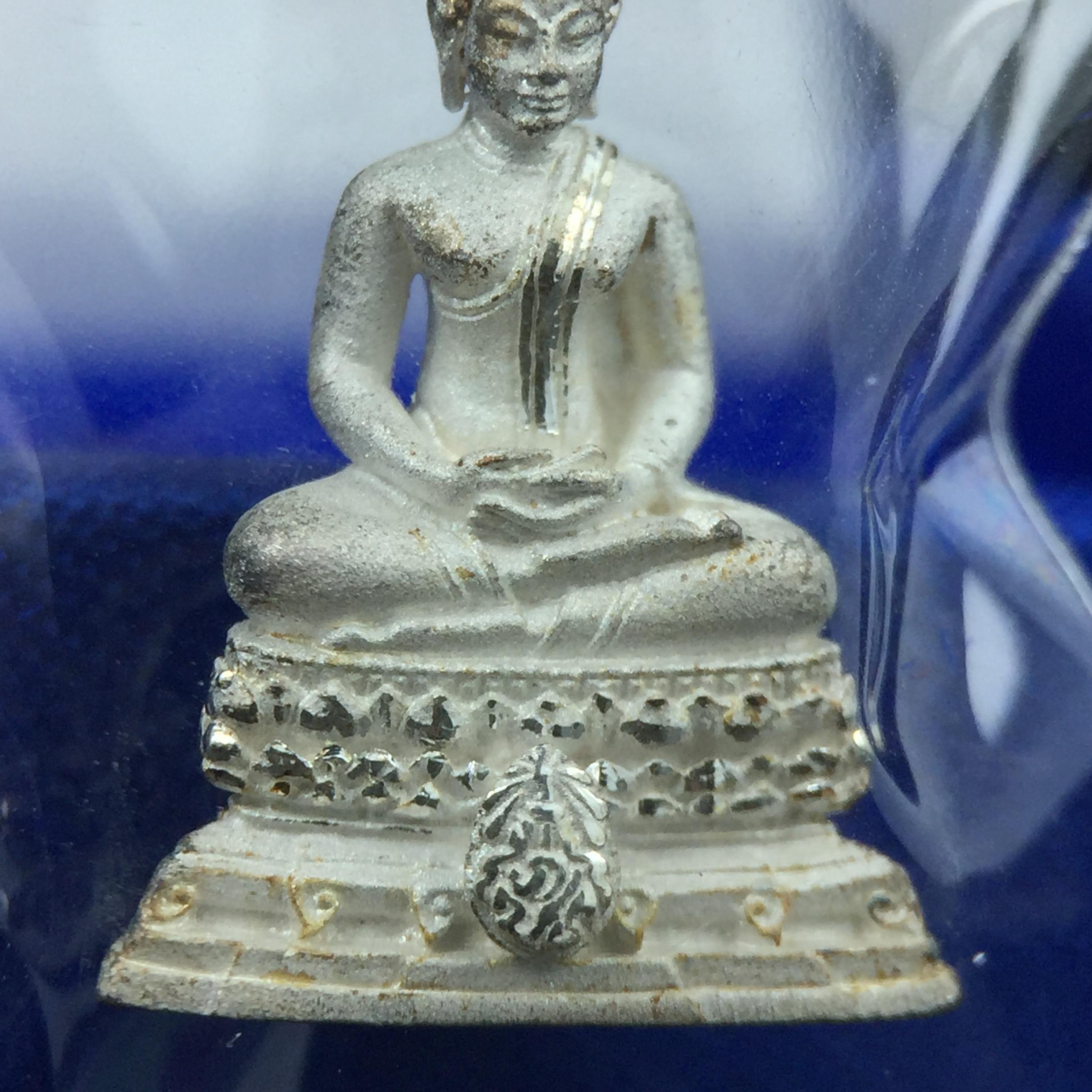 พระชัยวัฒน์พุทธสิหิงค์ ภปร. รุ่นสร้างหอพระธรรมศาสตร์ ปี2542 เนื้อเงิน(ผิวเดิม ซีนซองเดิม กล่องครบสวยสมบูรณ์) มหาพิธี 3วาระอันยิ่งใหญ่(ตอกโค๊ตและหมายเลข)1ใน 10000 องค์