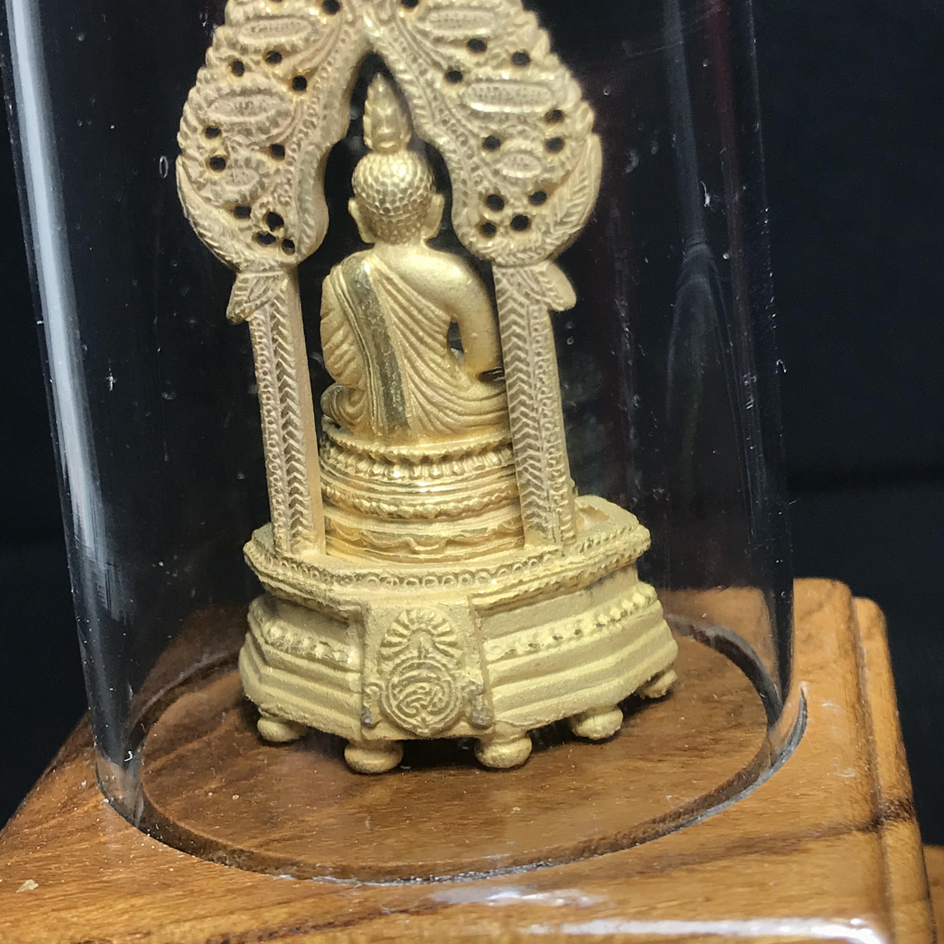 พระบูชาตั้งหน้ารถ พระนิรันตราย เนื้อโลหะพ่นทรายทอง ปี 2548 พิธีวัดบวรนิเวศ มาพร้อมครอบแก้วและฐานไม้สักเดิมๆ
