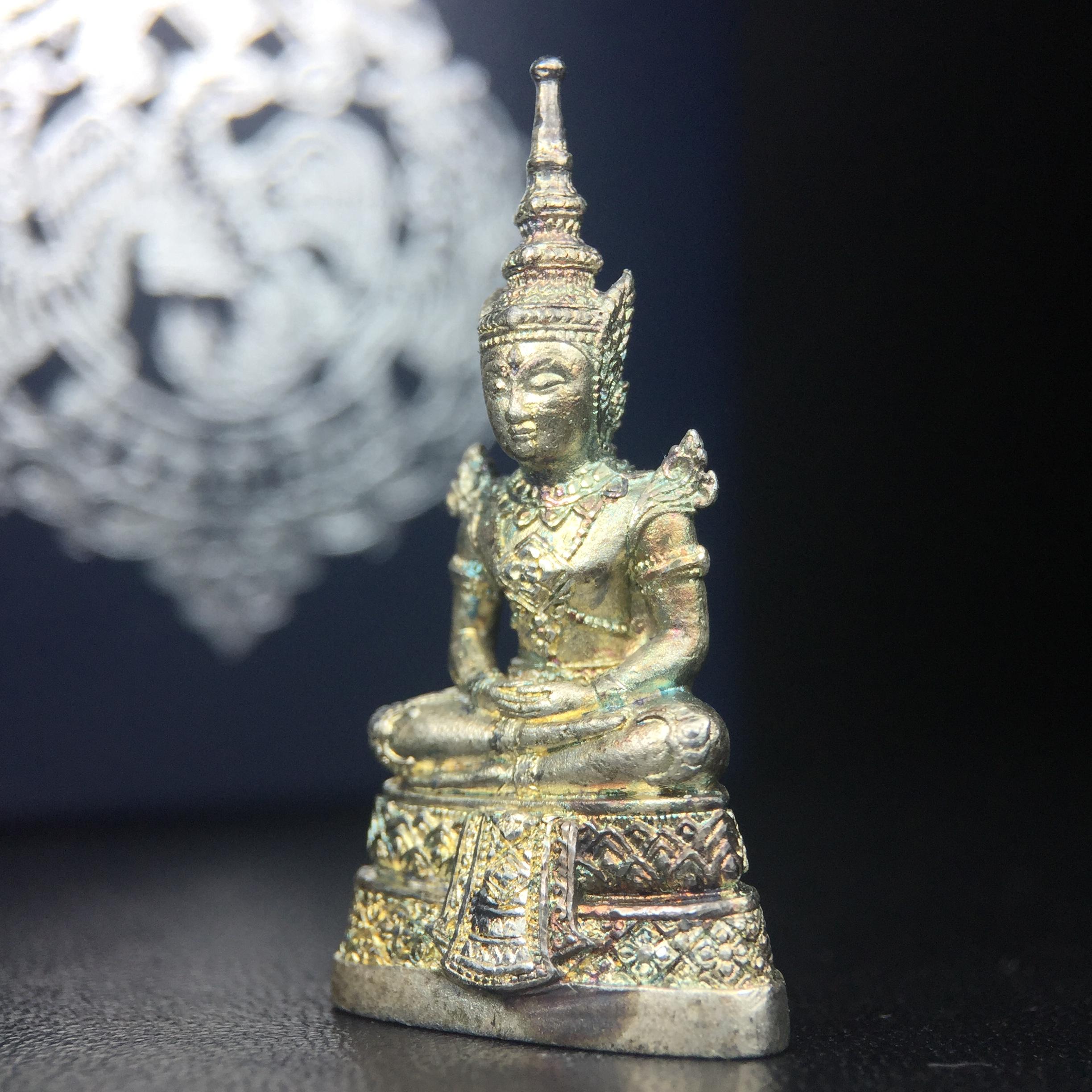 พระแก้วมรกต กรมสรรพสามิตจัดสร้างขึ้นเนื่องในโอกาสครบรอบ 64 ปีของกรมสรรพสามิต และเนื่องในวโรกาสที่พระบาทสมเด็จพระเจ้าอยู่หัวทรงครองราชย์ครบ50ปีเมื่อ พ.ศ.2539 เนื้อเงินทรายนวลขัดเงา(ผิวเดิมๆขึ้นสีรุ้งธรรมชาติสวย(สเน่ห์พระเนื้อเงินสีสันที่ธรรมชาติสรรค์สร้าง)