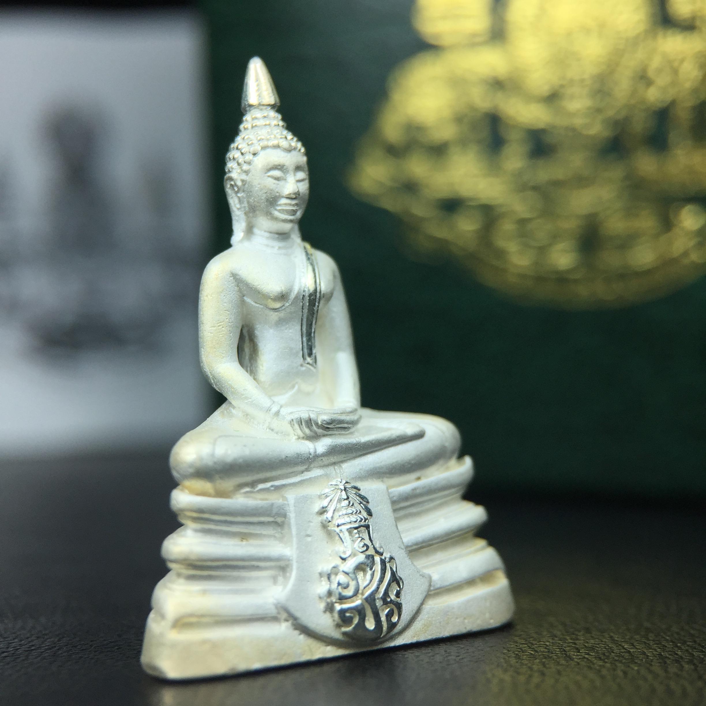 พระพุทธโสธร ภปร. รุ่นย้อนยุค สร้างพระอุโบสถ สมาคมชาวฉะเชิงเทรา จัดสร้าง ปี 2539 วโรกาสครองสิริราชสมบัติครบ 50 ปี เนื้อเงินทรายนวลขัดเงาบางส่วน พร้อมกล่องบรรจุและใบรับรองเดิม