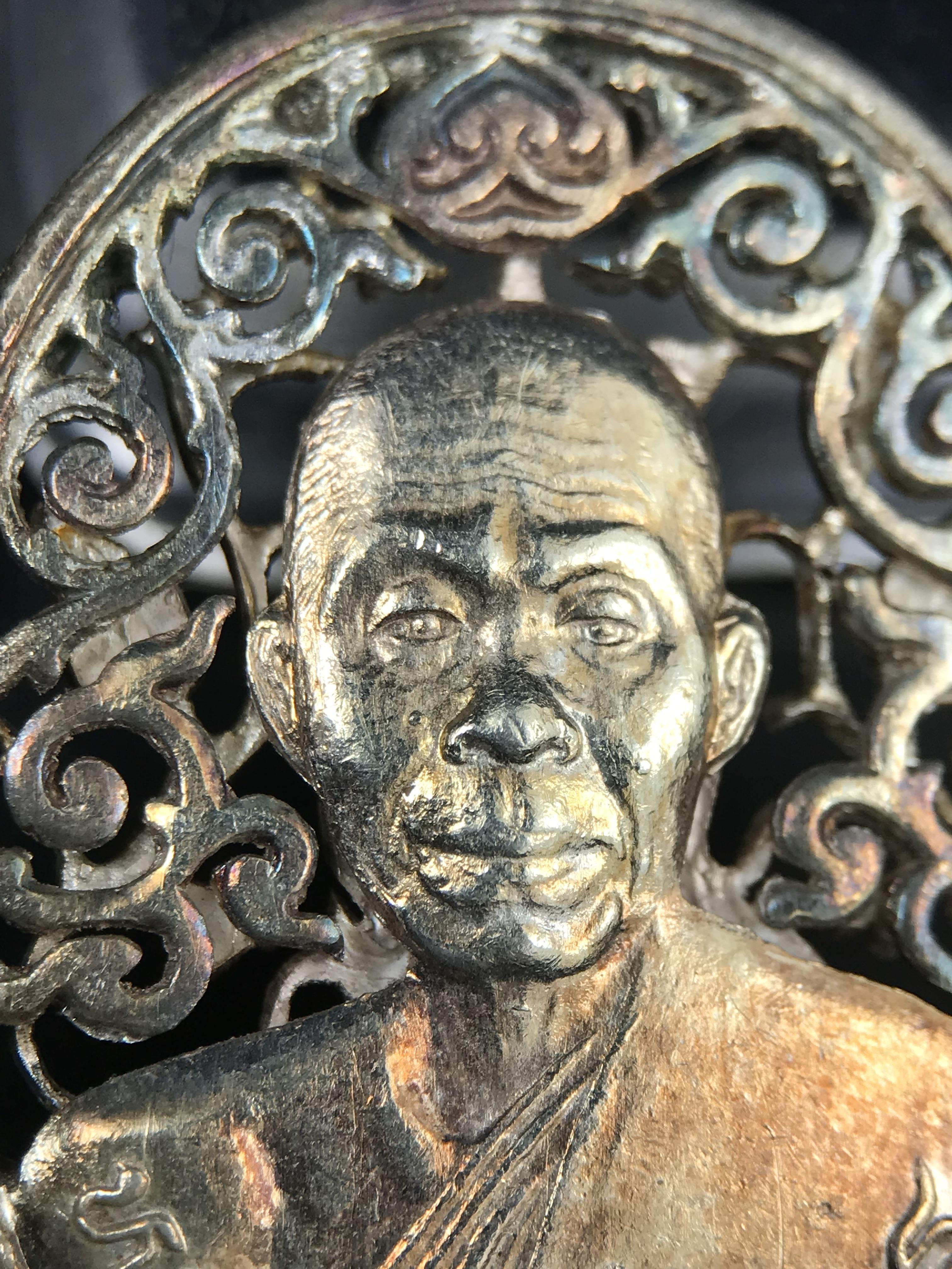 เหรียญหลวงพ่อคูณ ปริสุทโธ วัดบ้านไร่ รุ่น สก. ปี 2536 พิมพ์ลายฉลุ เนื้อเงิน(ผิวเดิมรุ้งสวยมาก) งานมหามงคลเฉลิมพระชนมพรรษา 5 รอบ สมเด็จพระบรมราชินีนาถ จัดสร้างโดย กองพลทหารราบที่๒ ทหารเสือราชินี รักษาพระองค์ (พิธีใหญ่ ประวัติชัดเจน อีกหนึ่งรุ่นยอดนิยม)