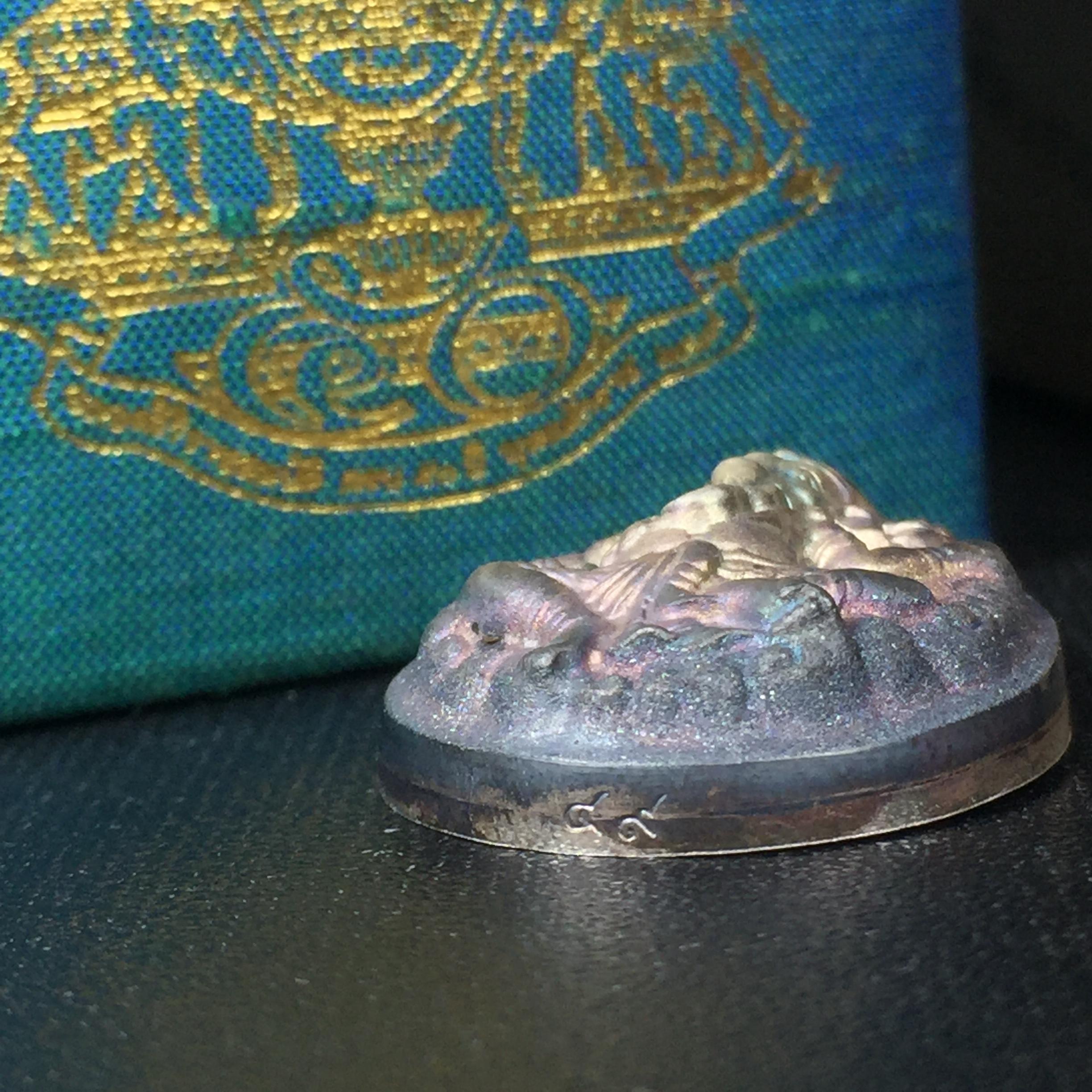 เหรียญพระพิฆเนศวร ญสส. ชุดกาญจนาภิเษกครองราชย์ 50 ปี พุทธศักราช 2538 พิมพ์ใหญ่(2.9 ซม.) เนื้อเงินผิวเดิมกลับดำขึ้นสีรุ้งเข้มขลังงดงามธรรมชาติสร้างสรรค์ สภาพสวยเดิมพร้อมกล่องบรรจุเดิม ตอกโค๊ดหมายเลขกำกับ(1ใน 5539องค์)