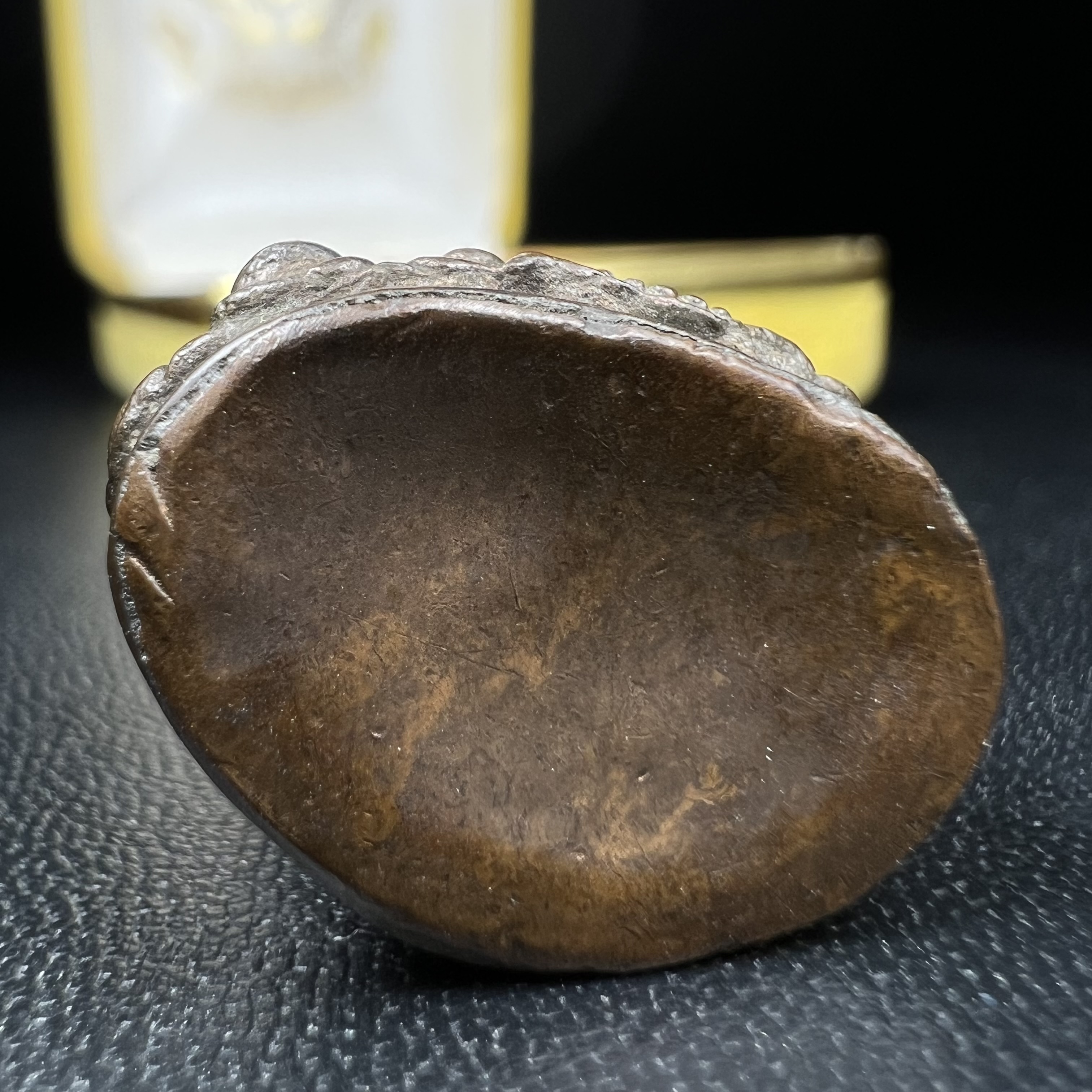 วัตถุมงคลคุ้มเกล้าฯ มหามงคลเฉลิมพระชนมพรรษา 6 รอบ รัชกาลที่ 9 ชุดพิเศษกรรมการ(หายาก) (ในหลวงรัชกาลที่9 ทรงจุดไฟพระฤกษ์และเททอง พิธีใหญ่)ยอดนิยมหายาก