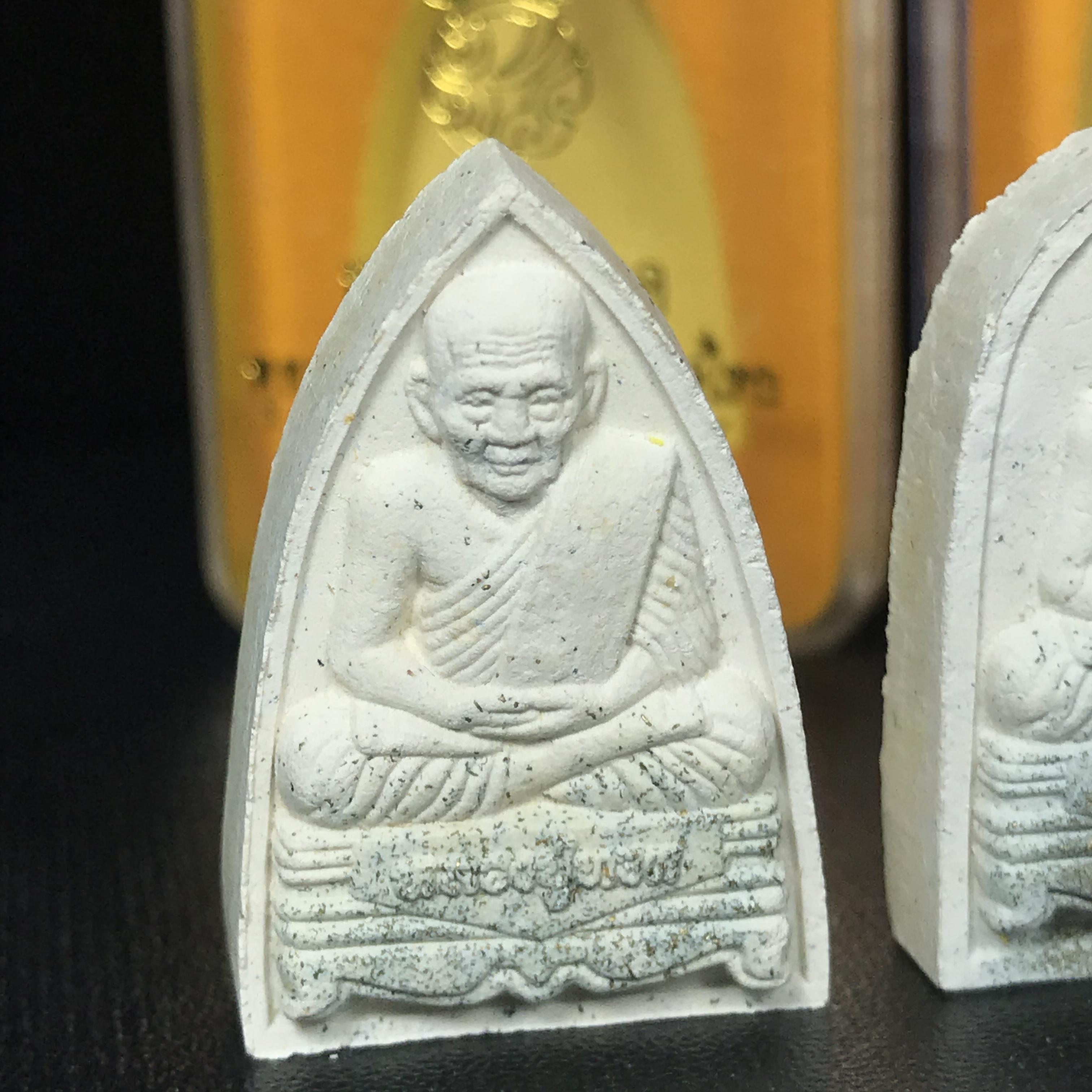 พระหลวงปู่ทวด ภปร.ปี2547 (เนื้อพิเศษกรรมการ)ทรงกลีบบัวและทรงกลีบขนุน เนื้อผงสมเด็จฯ(โรยผงตะไบ ชนวนเก่า) พร้อมกล่องบรรจุเดิม(หายาก)