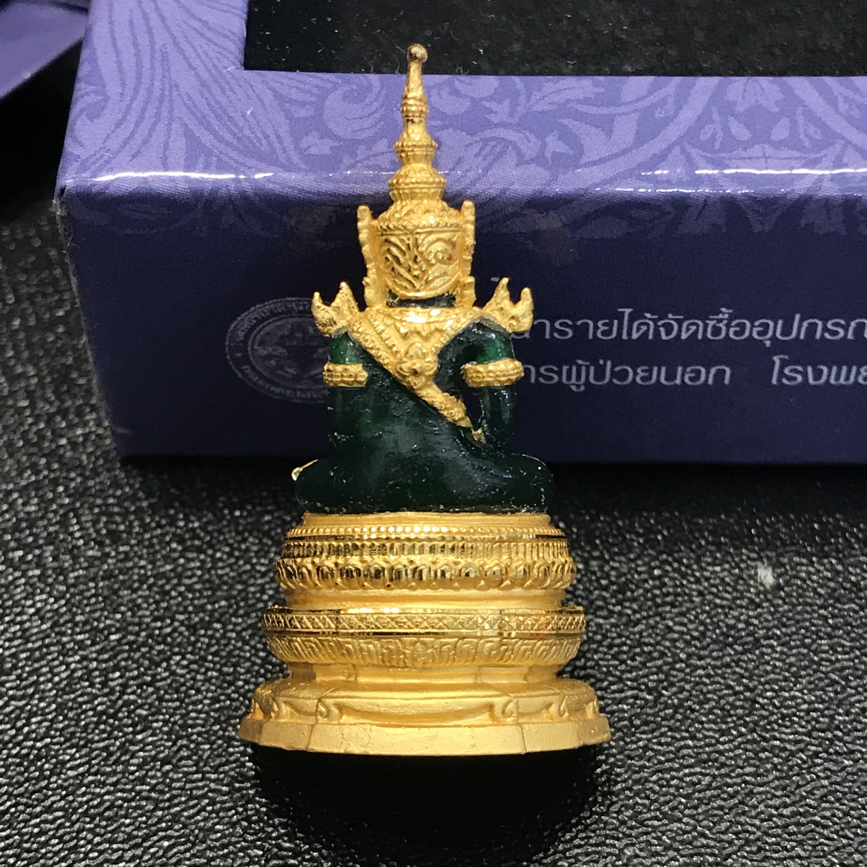 พระแก้วมรกตลอยองค์ ภปร.หน้าตัก 1/2 นิ้ว จัดสร้างโดย รพ.ภูมิพลฯ ปี2547 เนื้อเรซินหุ้มทองคำ