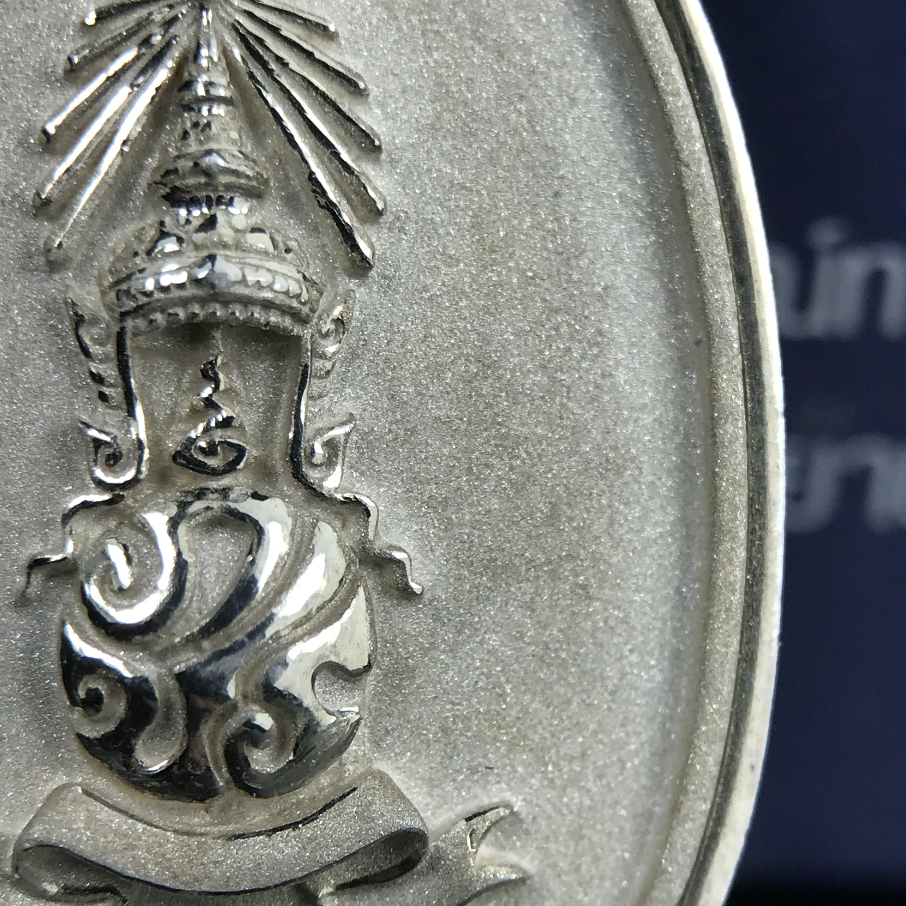 พระแก้วมรกต ภปร. ปี 2547 จัดสร้างโดยโรงพยาบาลภูมิพลอดุลยเดช เนื้อเงิน (3 กษัตริย์) เหรียญทรงกลมรี ขนาด 20*28 มม.พิธีมหามังคาภิเษก ณ พระอุโบสถวัดพระศรีรัตนศาสดาราม(วัดพระแก้ว) งดงามทรงคุณค่าอีกหนึ่งรุ่นยอดนิยม หายาก(องค์หมายเลข ๑๐๔๖)