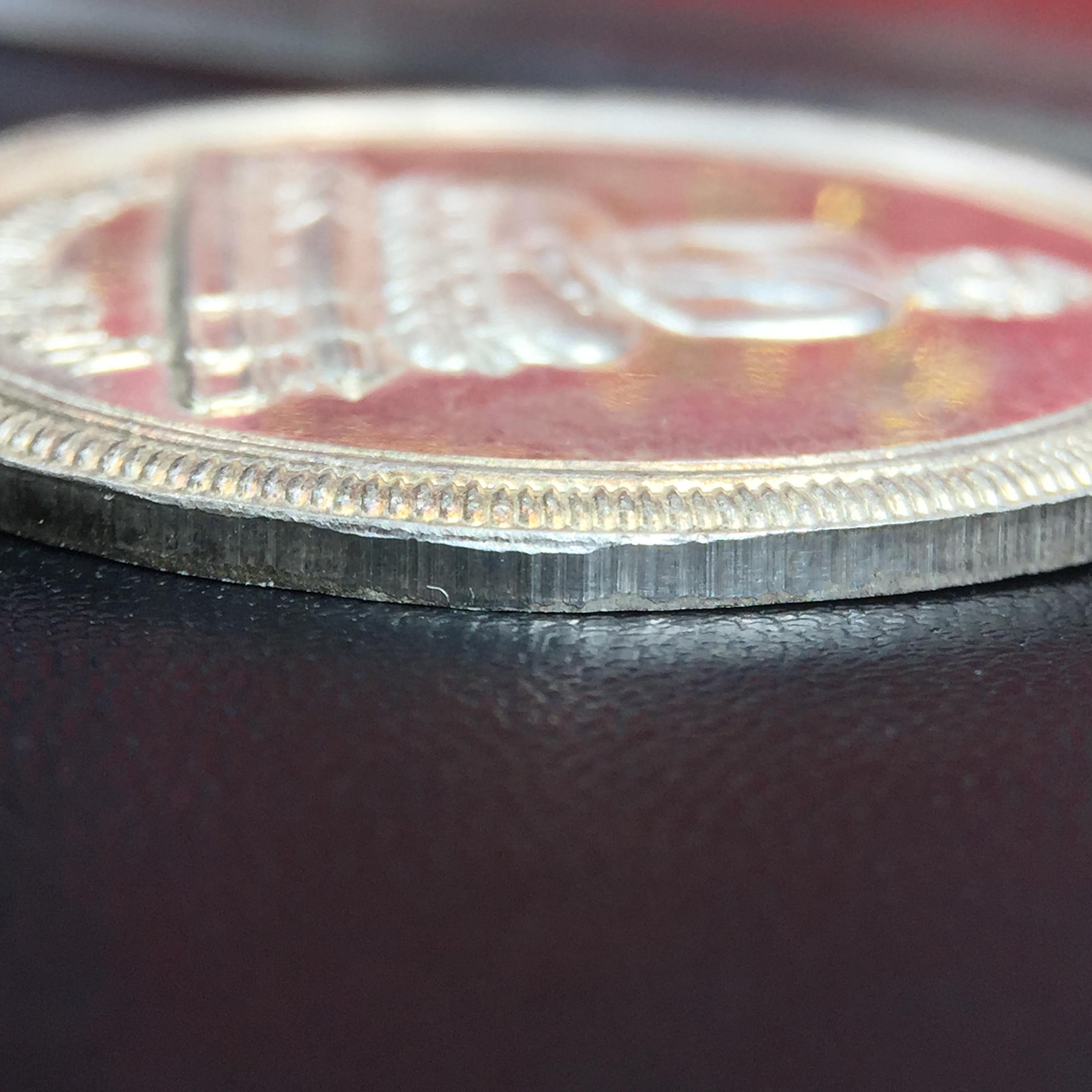 เหรียญพระพุทธสิหิงค์ ภปร. รุ่นมหาลัยธรรมศาสตร์ 60ปี พ.ศ.2537 พิมพ์ใหญ่ เนื้อเงินพร้อมกล่องบรรจุเดิม(ในหลวงรัชกาลที่9เสด็จในพิธี)(พิธีใหญ่ เกจิที่มีชื่อเสียงมาร่วมปลุกเสกจำนวนมาก ชนวนมาลสารเก่าเข้มขลัง )ของดีธรรมศาสตร์ที่ศิษย์เก่าไม่ควรพลาด