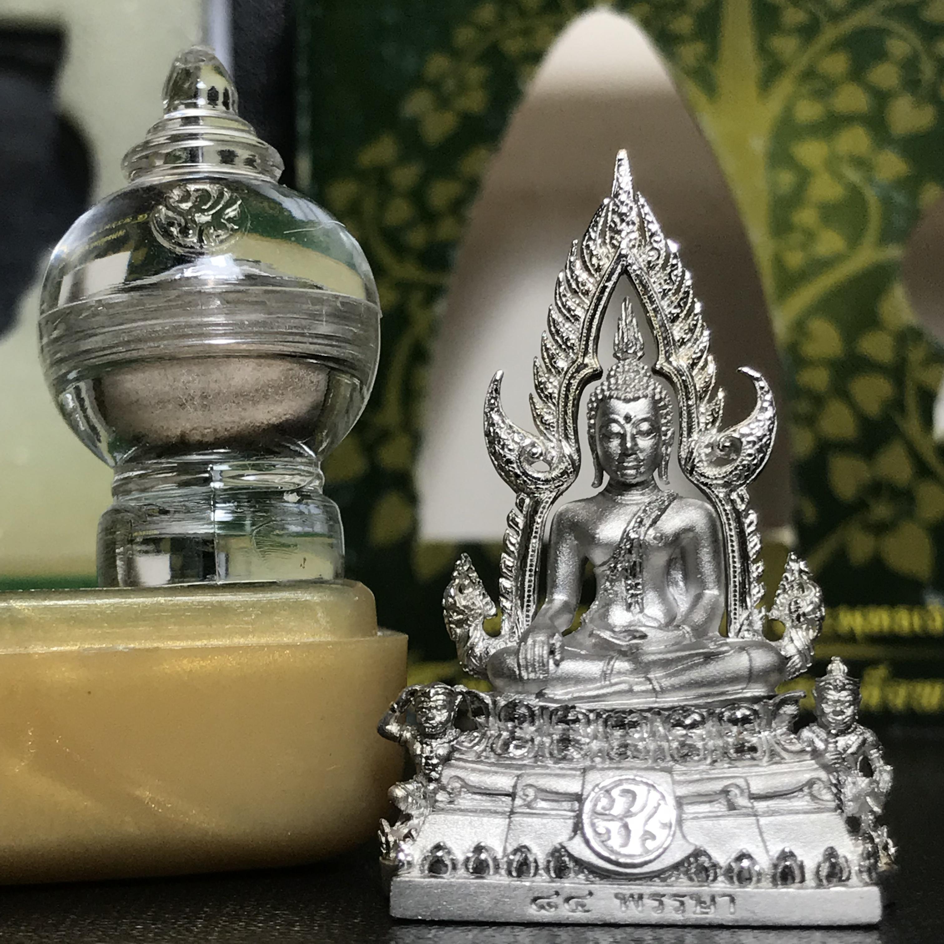 พระพุทธชินราช(จำลอง) ภปร. 84 พรรษา เนื้อเงินชุบทองคำขาว พิมพ์กลางขนาดหน้าตัก 1/2 นิ้ว(1ใน5000องค์) )(พระราชทานมวลสาร จิตรลดาและเส้นพระเจ้า(เส้นผม)รัชกาลที่9)