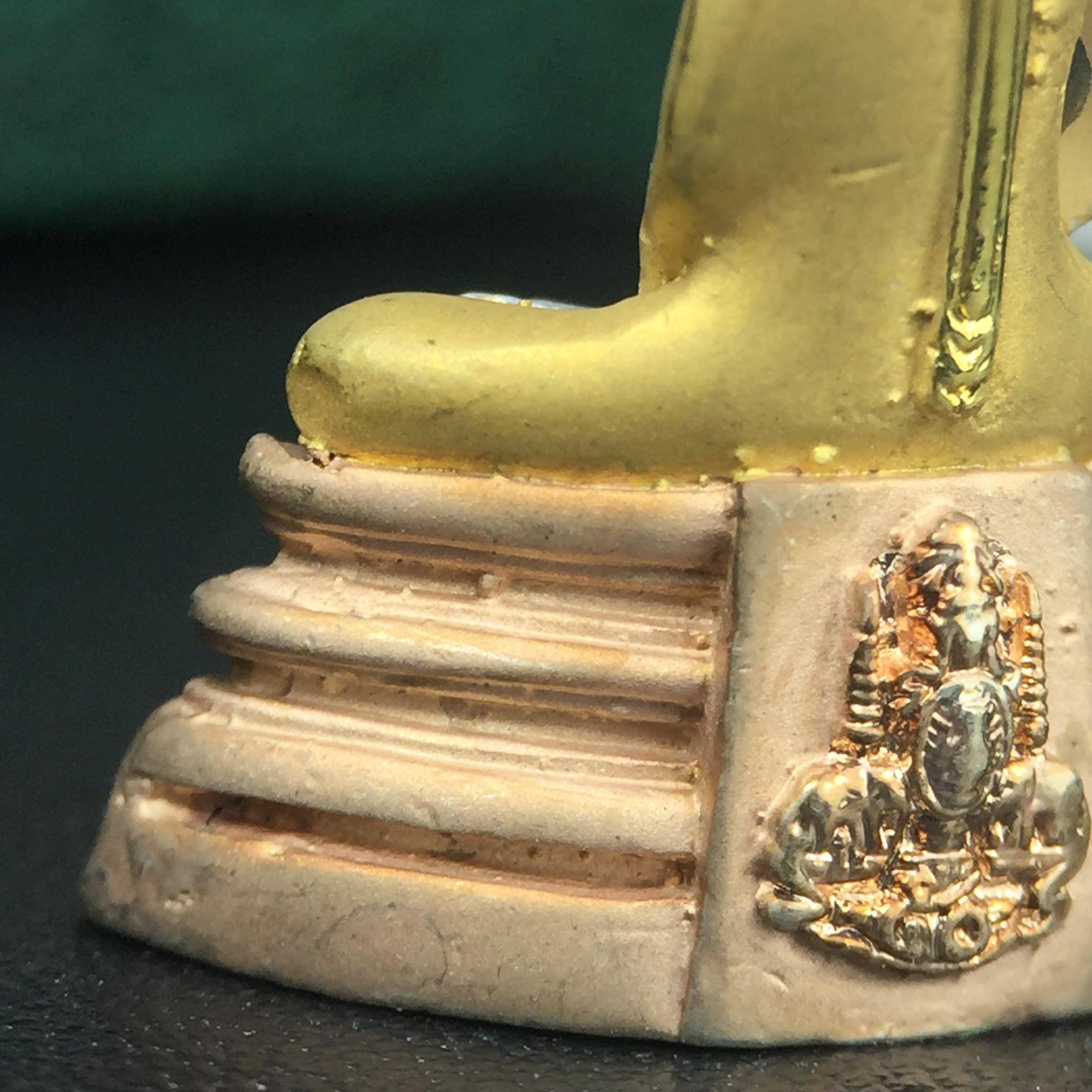 พระพุทธโสธร ภปร. รุ่นย้อนยุค สร้างพระอุโบสถ สมาคมชาวฉะเชิงเทรา จัดสร้าง ปี 2539 วโรกาสครองสิริราชสมบัติครบ 50 ปี เนื้อเงินชุบสามกษัตริย์ทรายนวลขัดเงาบางส่วน(สภาพผิวเดิม เก่าเก็บอย่าดี สวยมาก แบบนี้หายาก) พร้อมกล่องบรรจุและใบรับรองเดิมครบสมบูรณ์