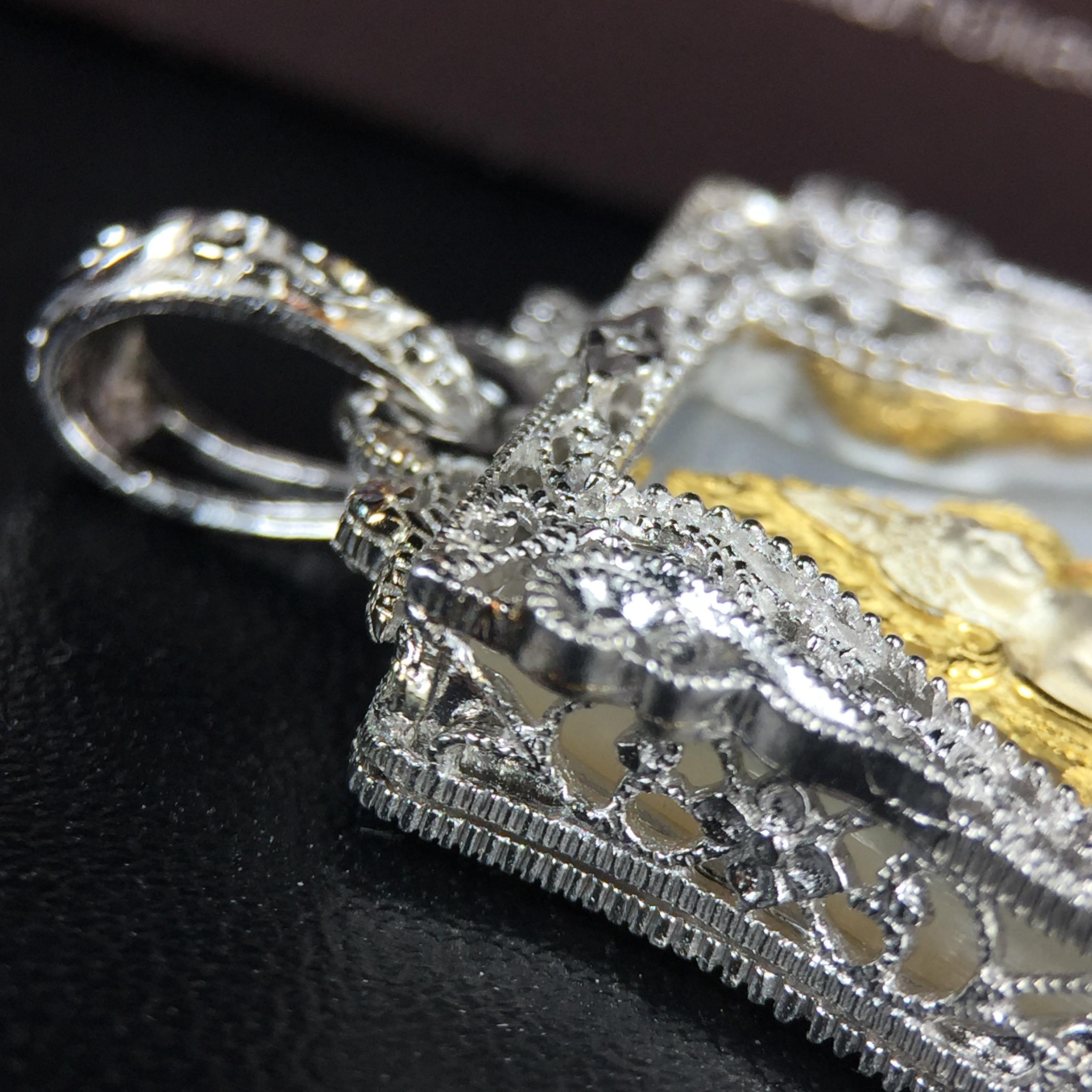 พระพุทธชินราช ภปร. โครงการ "เพราะแผ่นดินนี้ คือ แผ่นดินเกิด" ปี2548(รุ่นแรก) เหรียญทรงเสมา ขนาด 21 x 29 มม.เนื้อเงินสามกษัตริย์ องค์พระชุบสามกษัตริย์ ล้อมด้วยกรอบเงินชุบทองคำขาวสลักเสลาเป็นลวดลายละเอียดอ่อน ส่วนพื้นองค์พระเป็นเปลือกหอยมุขงดงาม