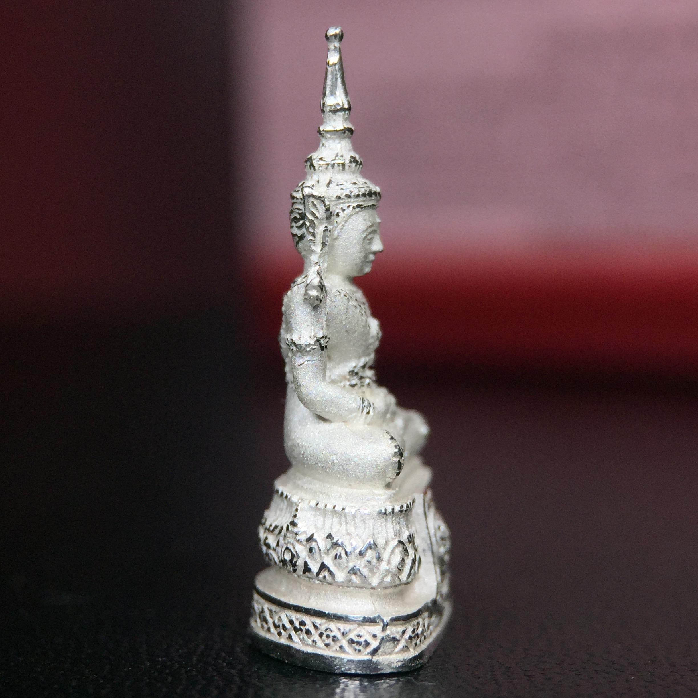 พระแก้วมรกต ภปร.(รุ่นแรก) ปี2545 จัดสร้างในมหาวโรกาส พระบาทสมเด็จพระเจ้าอยู่หัวรัชกาลที่ 9 ครบรอบ 75 พรรษา และฉลองกรุงรัตนโกสินทร์ครบ 220 ปี พิมพ์ลอยองค์เล็ก เนื้อเงินบริสุทธิ์ 92.5% ขนาด 10*19 มม. พร้อมกล่องบรรจุเดิม สวยครบสมบูรณ์(องค์หมายเลข 2541)