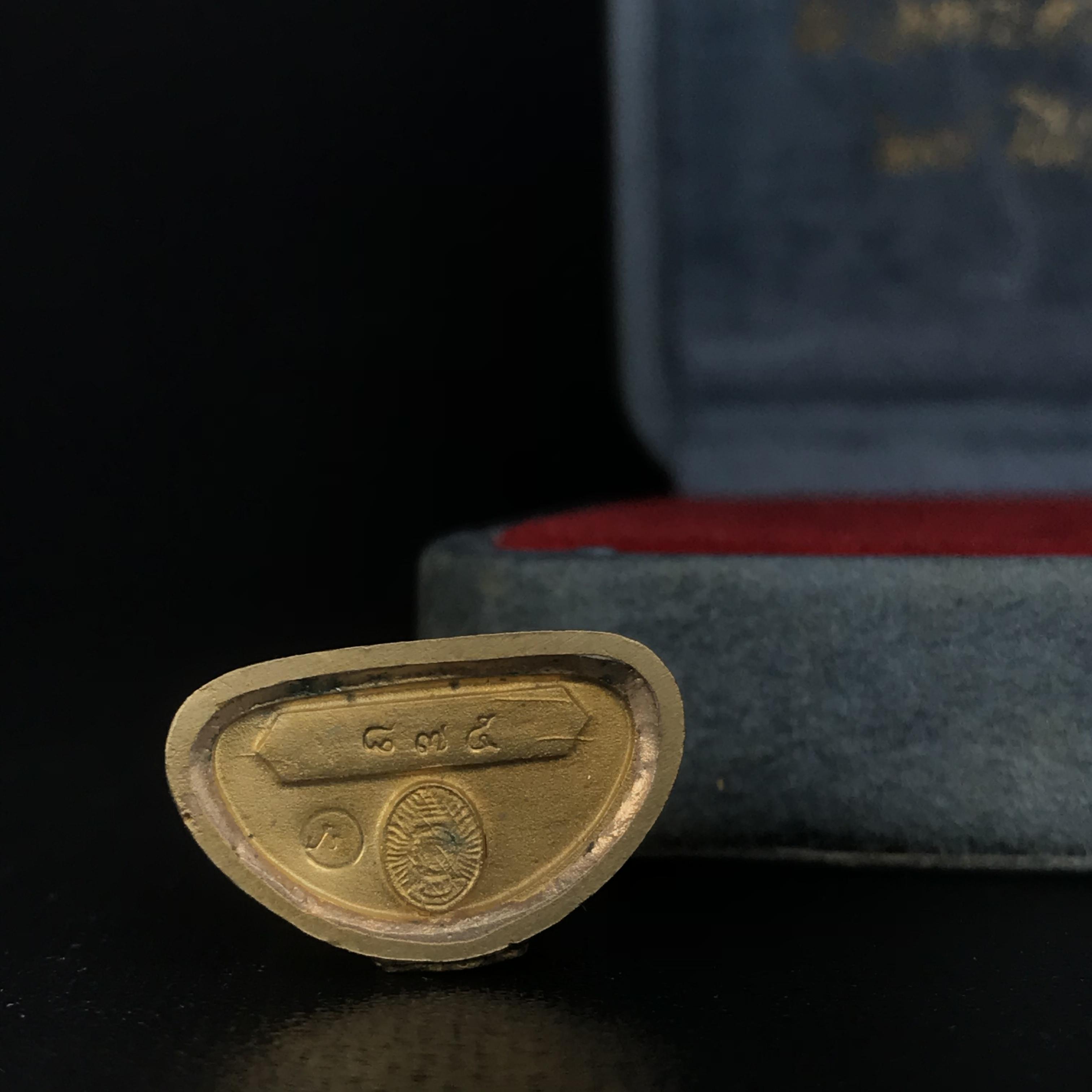 พระกริ่งพระพุทธนวราชบพิตร ครองสิริราชสมบัติครบ 50 ปี พ.ศ.2540 เนื้อทอง93 ชุดพระราชทาน(หายาก)