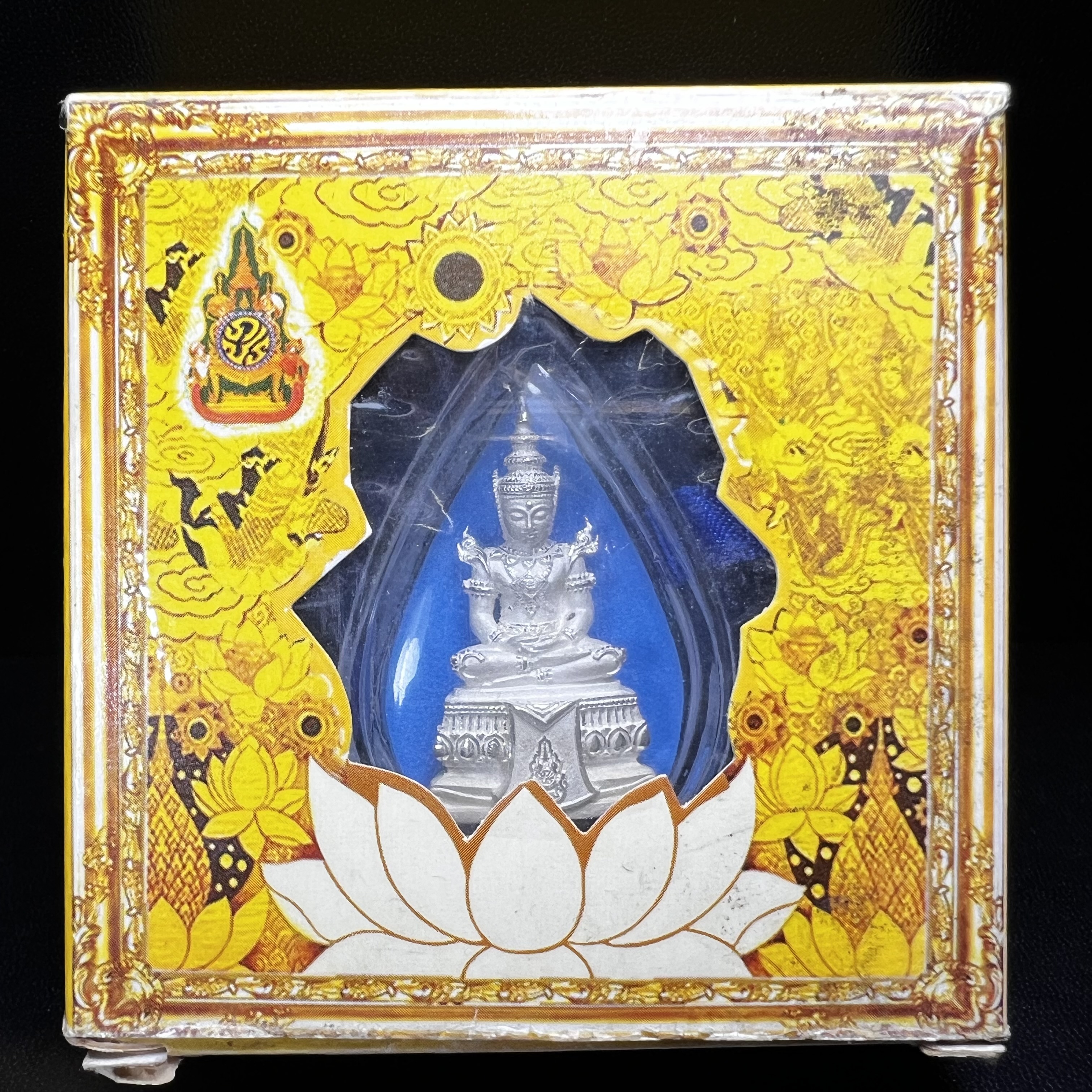 พระแก้วมรกต ทรงเครื่องฤดูร้อน พระราชทานประดิษฐานตราสัญลักษณ์ฉลองสิริราชสมบัติ ครบ 60 ปี ในหลวงรัชกาลที่ 9 พ.ศ.2549 เนื้อเงินลอยองค์พิมพ์ใหญ่ สูง 3.6 ซม. ขนาดหน้าตัก 1/2 นิ้ว (พิธีใหญ่มหาพุทธาภิเษก ณ พระอุโบสถวัดพระแก้ว เกจิอาจารย์ ทั่วประเทศ 108 รูป )