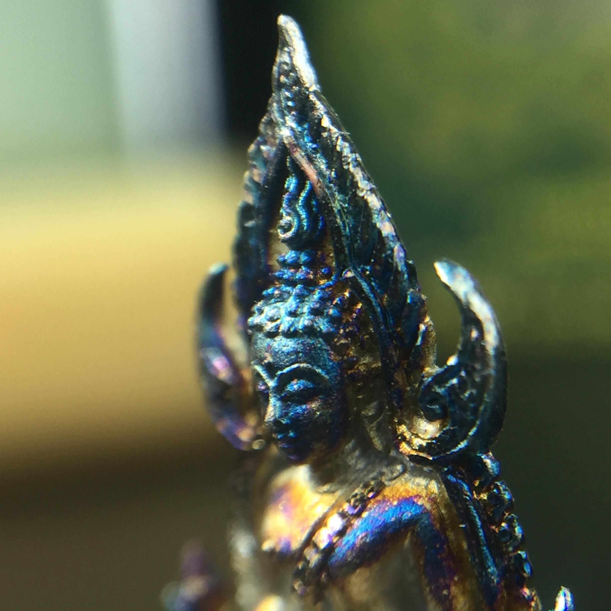 พระพุทธชินราช(จำลอง) ภปร. 84 พรรษา เนื้อเงินชุบทองคำขาว พิมพ์เล็กขนาดหน้าตัก 1/4 นิ้ว (สภาพผิวเดิมสวย ขึ้นสีรุ้งธรรมชาติ แบบนิยม)(พระราชทานมวลสาร จิตรลดาและเส้นพระเจ้า(เส้นผม))