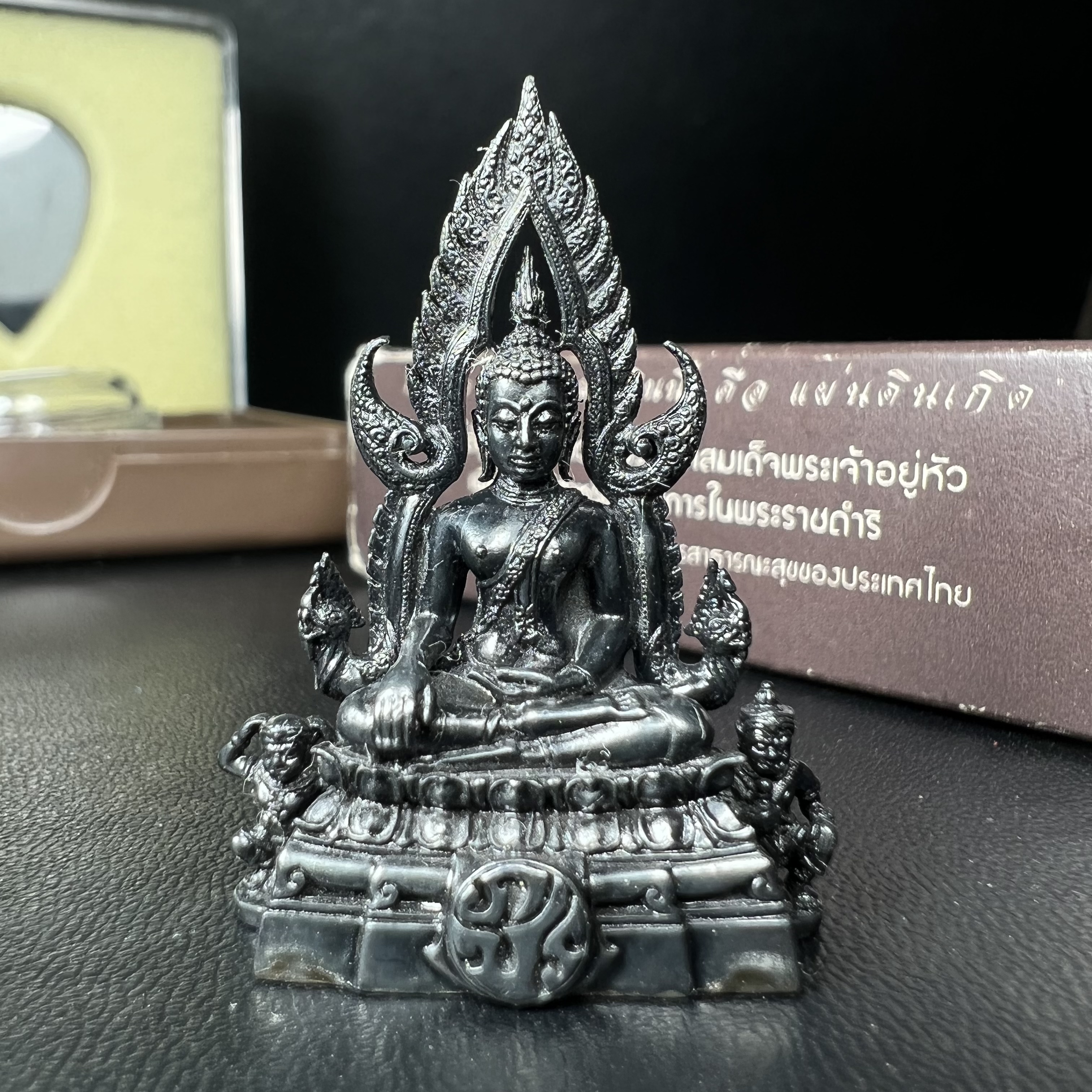 พระพุทธชินราช ภปร. โครงการ "เพราะแผ่นดินนี้ คือ แผ่นดินเกิด" ปี2548(รุ่นแรก) ลอยองค์ หน้าตัก 1/2 นิ้ว เนื้อเงินรมดำ(พุทธศิลป์จำลองเมื่อครั้งลอกทอง ครั้งที่3 เมื่อปี2547 ร้อยปีจะมีสักครั้ง "พระพุทธชินราชองค์ดำ")