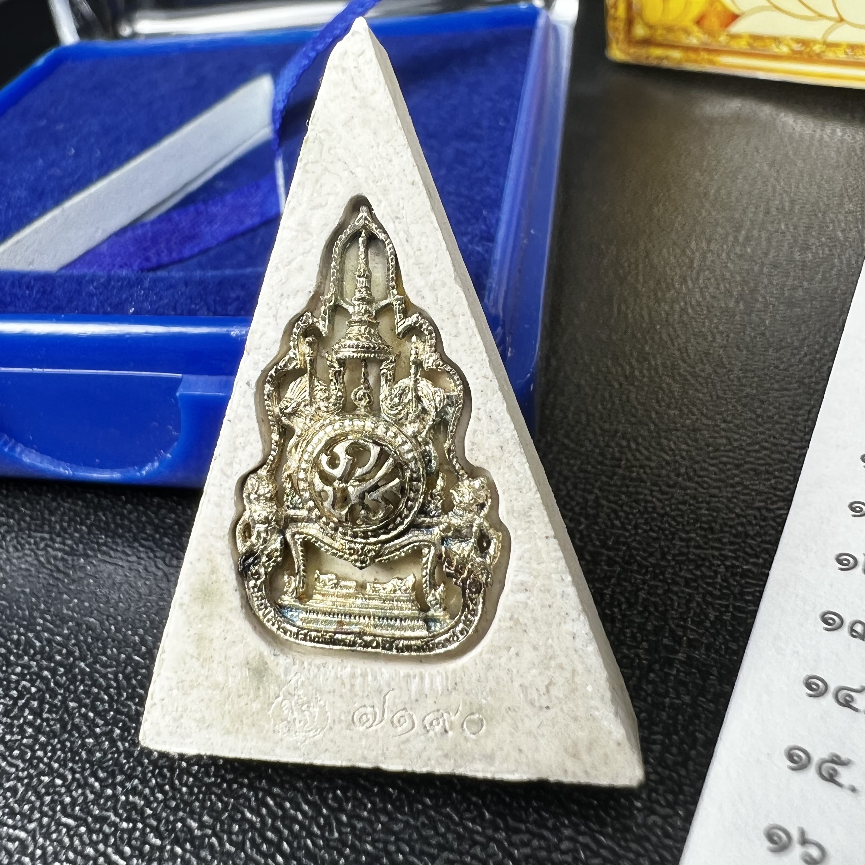 พระแก้วมรกต(จำลอง)ทรงเครื่องฤดูร้อน พระผงบูชา ด้านหน้าปิดทอง ด้านหลังตราสัญลักษณ์ฉลองสิริราชสมบัติครบ 60ปี เนื้อเงิน(รุ่นนี้ได้พระราชทานเส้นพระเจ้า(เส้นผม)รัชกาลที่9ในการจัดสร้าง)