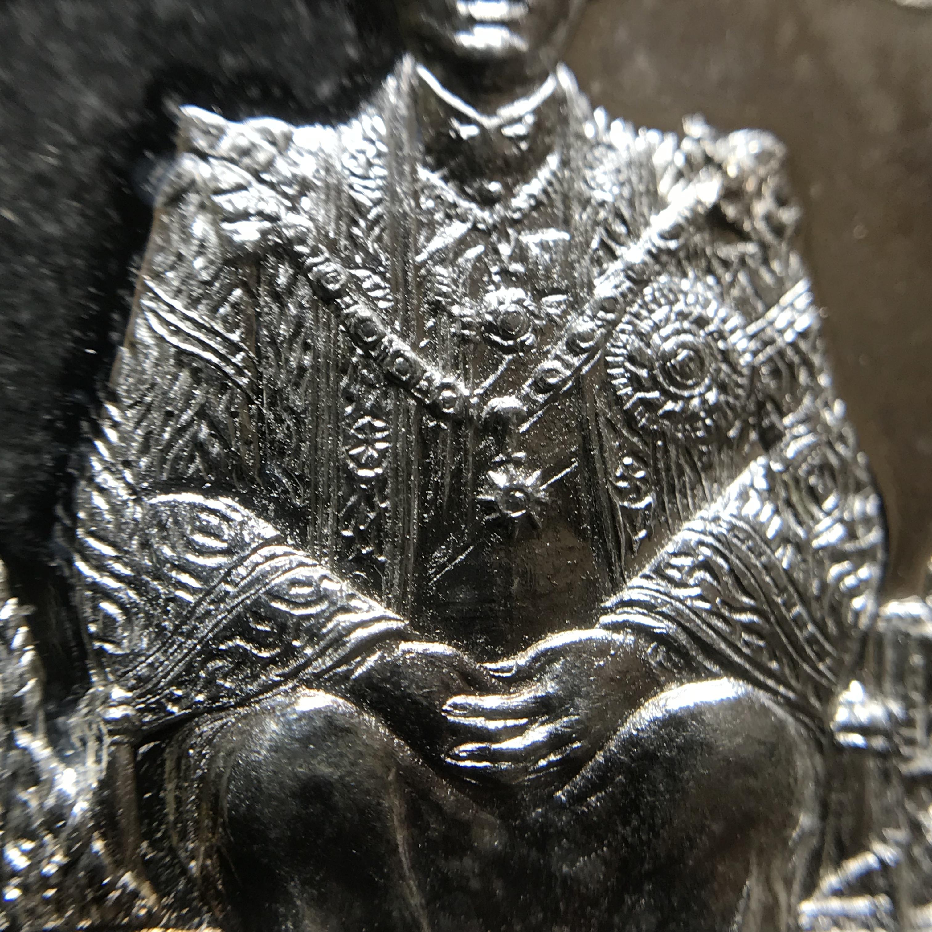 เหรียญพระบาทสมเด็จพระเจ้าอยู่หัว รัชกาลที่9ประทับนั่งบัลลังก์ กระทรวงมหาดไทยจัดสร้าง ปี2539 เนื้อเงินกล่องบรรจุเดิม(สภาพสวย)(นิยม)