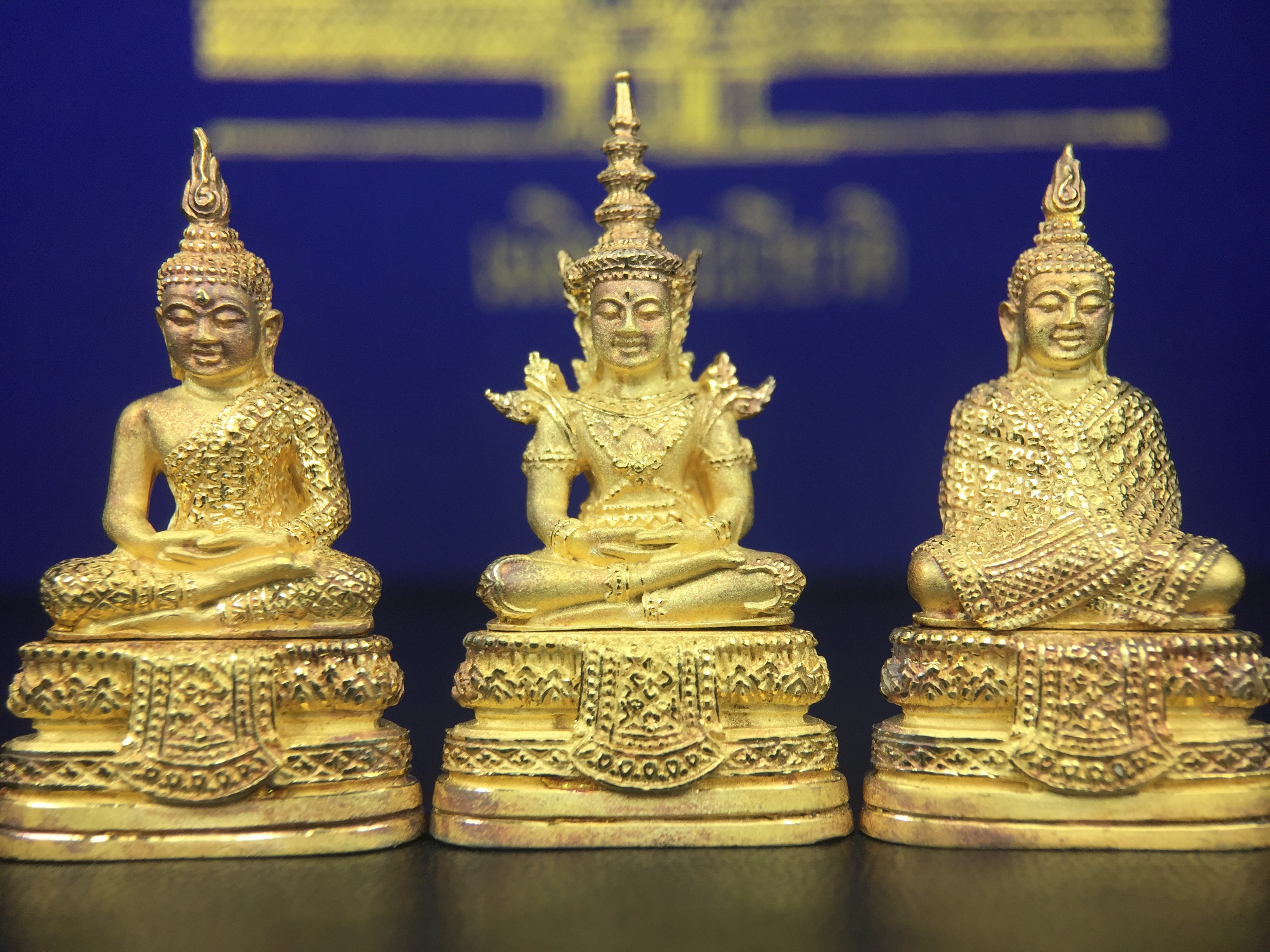 พระพุทธมหามณีรัตนปฎิมากร(พระแก้วมรกต)รุ่น เฉลิมพระเกียรติ วัดพระศรีรัตนศาสดารามราม(วัดพระแก้ว) ปี2543 เนื้อเงินชุบทองพ่นทรายขัดเงาบางส่วน พิมพ์ใหญ่ลอยองค์ ชุด 3 ฤดู ตอกโค๊ตหมายเลขเดียวกันทั้ง3องค์ ชุดหมายเลข( ช147)สภาพผิวสวยดุจทองคำกล่องบรรจุเดิมครบ